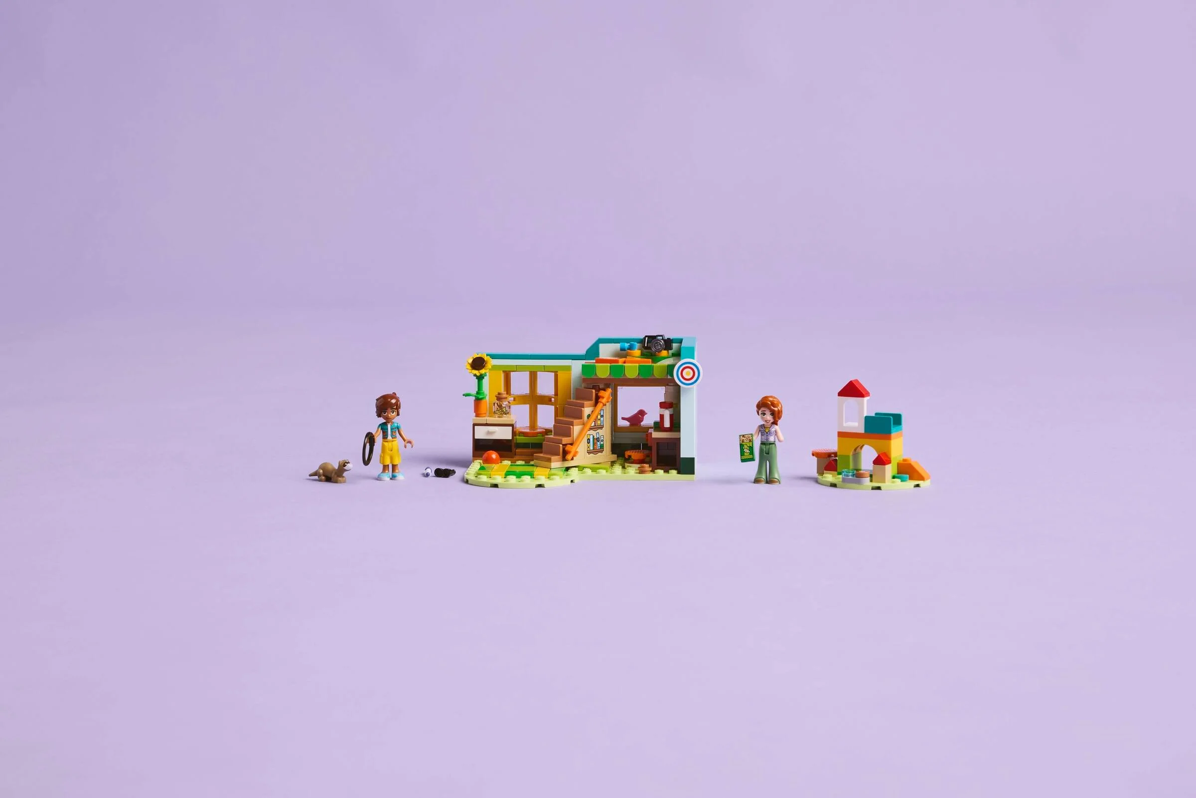 O imagine cu setul LEGO Friends 42646, „Camera lui Autumn”, cu minifigurine și o casă de păsări.