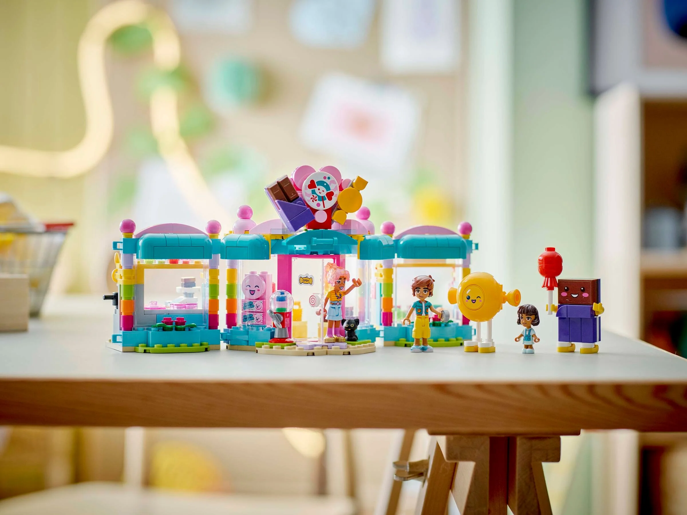 Magazinul de dulciuri Heartlake City LEGO Friends, cu minifigurine și detalii colorate, ideal pentru joacă.