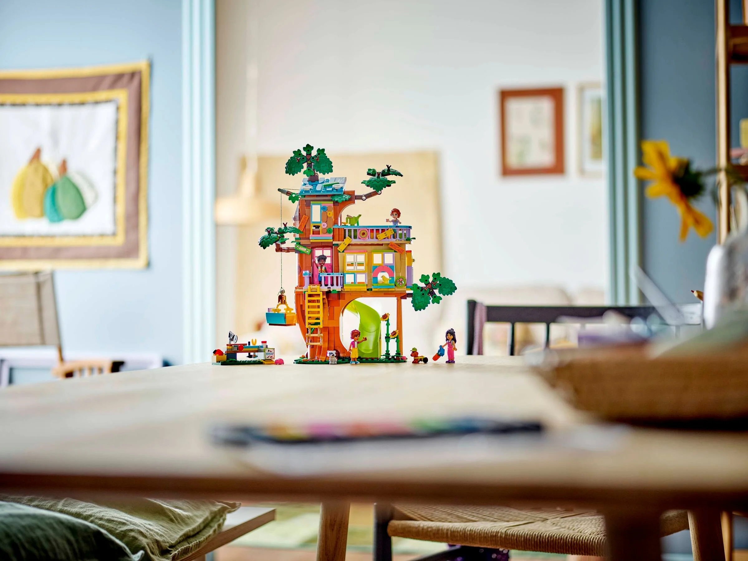 Imagine cu setul LEGO Friends 42652, căsuța prieteniei într-un copac, așezată pe o masă.