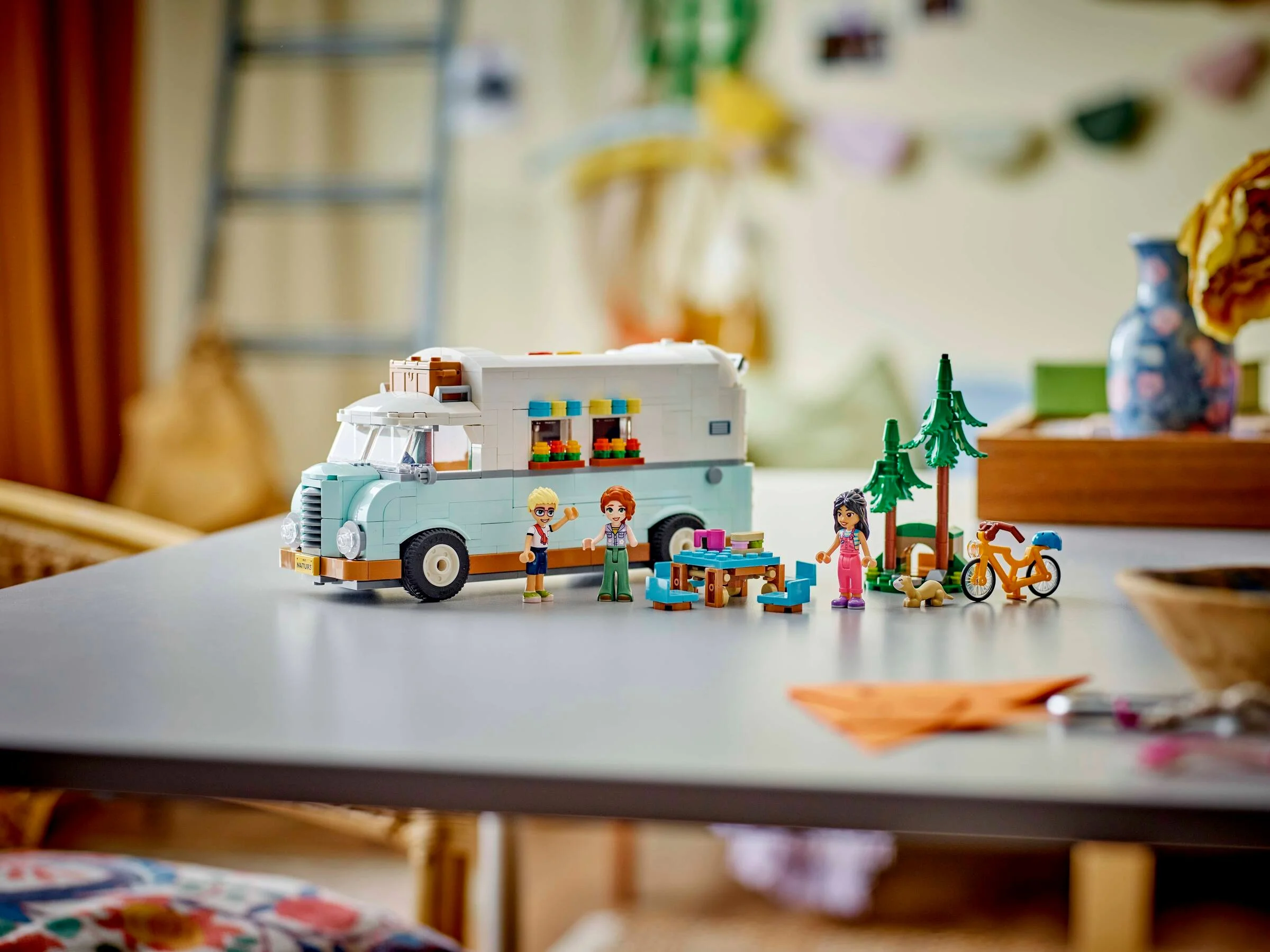 Imagine cu rulota LEGO Friends și minifigurinele. Aventuri și prietenie în natură.