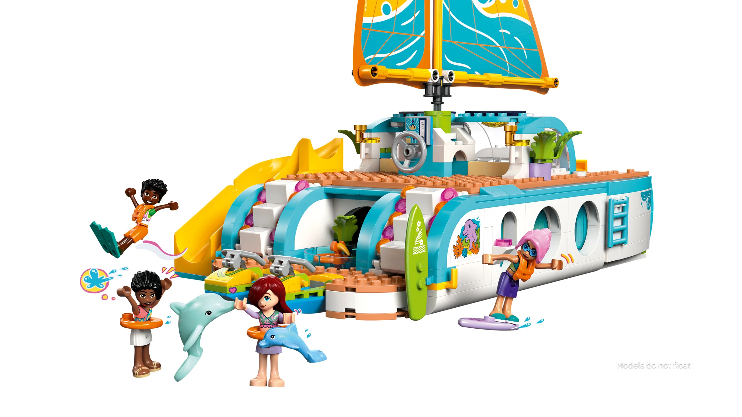 Imagine cu setul LEGO Friends 42664, o barcă de călătorie cu tobogan și minifigurine.