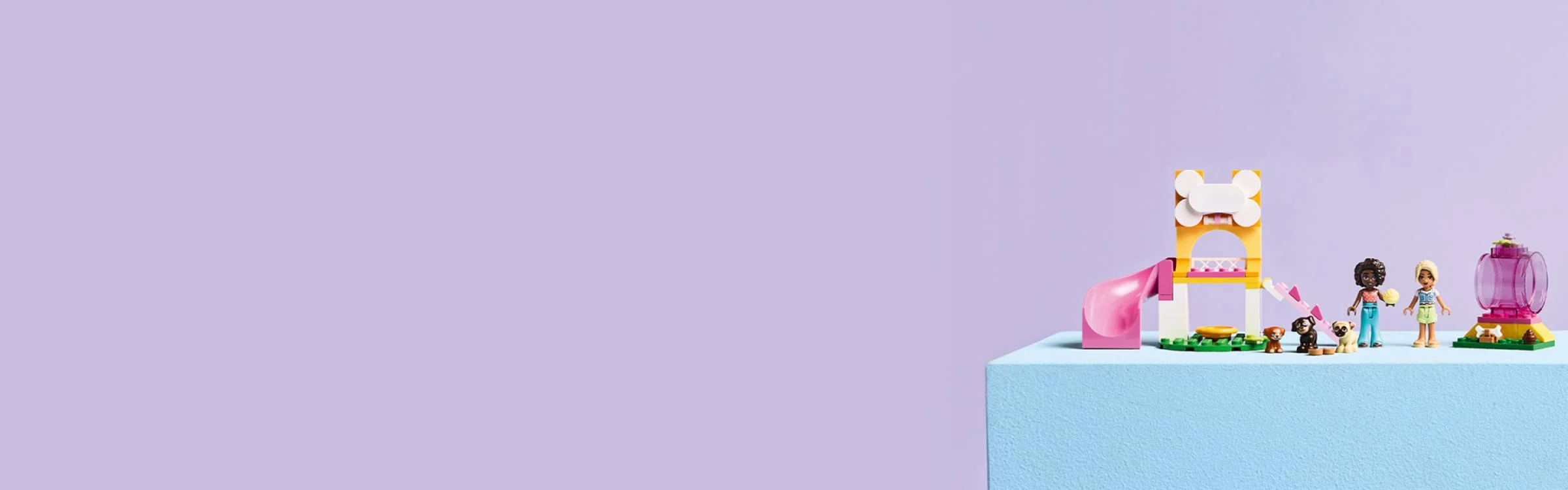 Imagine cu setul LEGO Friends 42665, un loc de joacă pentru căței, cu tobogan și figurine.