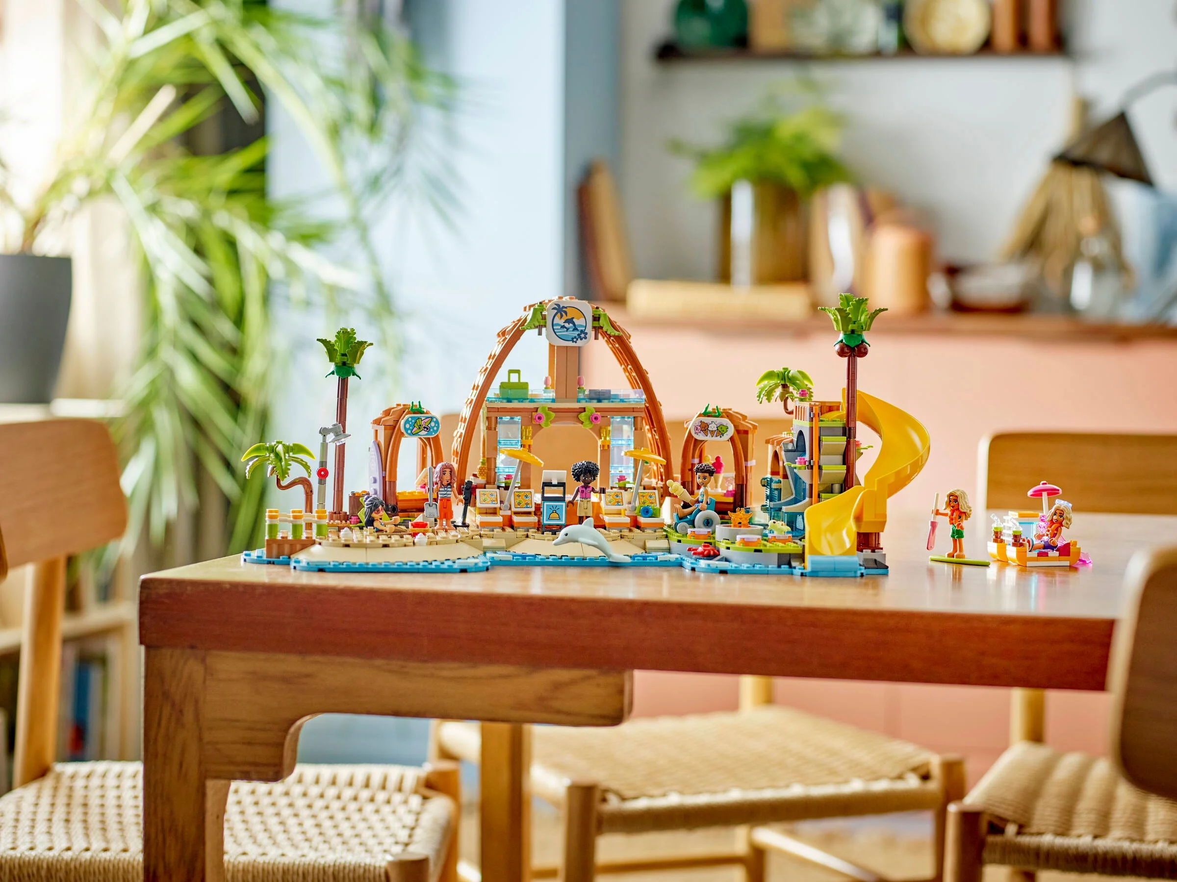 Imagine cu setul LEGO 42673, un complex turistic pe plajă, viu colorat și plin de detalii.