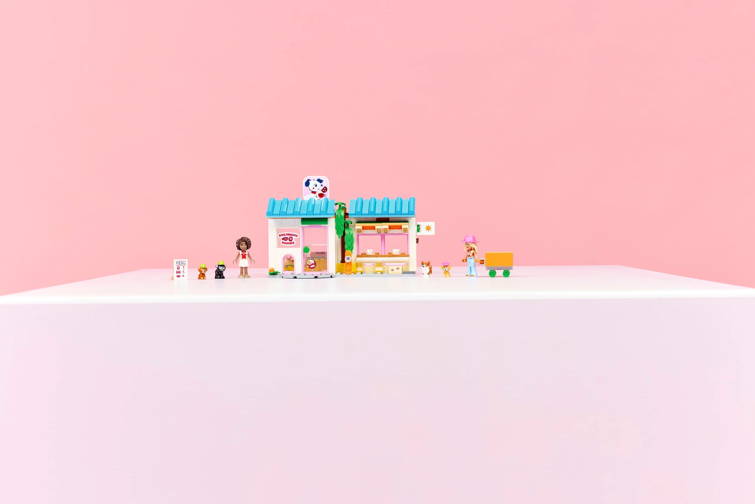 Imagine cu setul LEGO Friends 42677, brutăria de bunătăți pentru câini. Atmosferă drăguță.