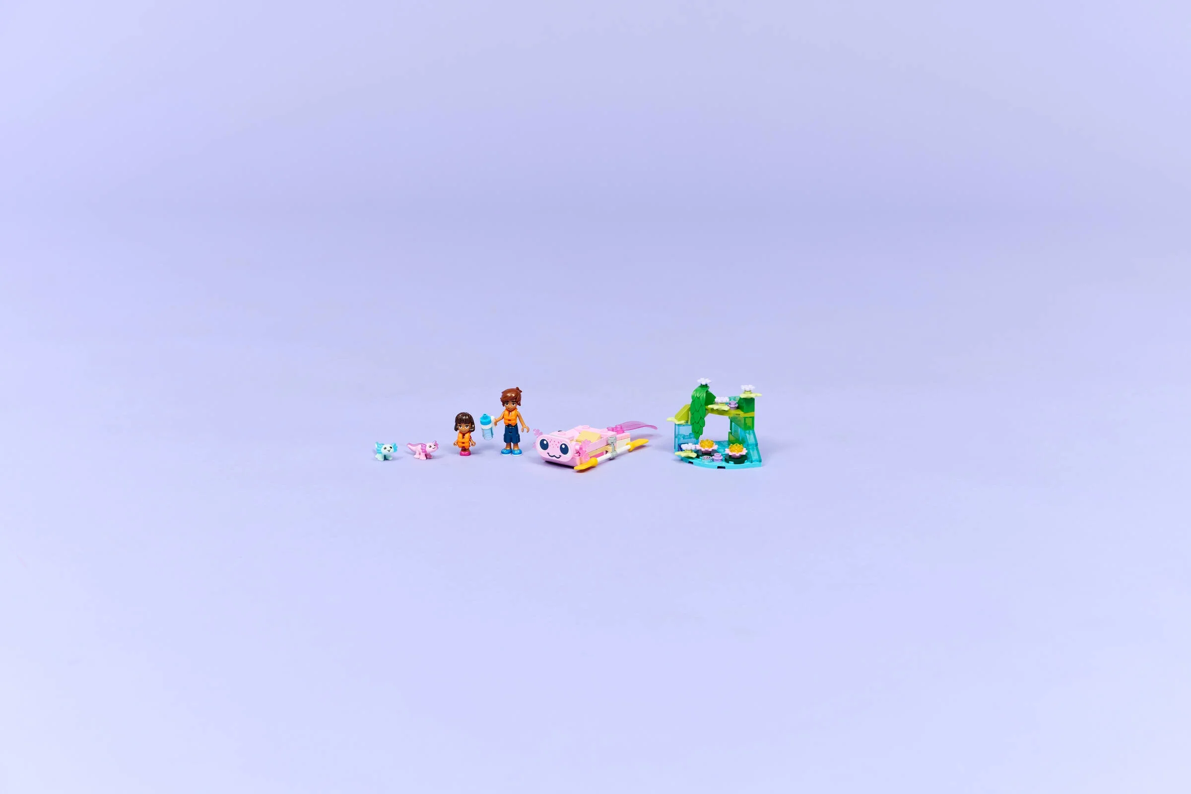 Prezentare a setului LEGO Friends 42681, cu o barcă axolotl adorabilă și figurine.