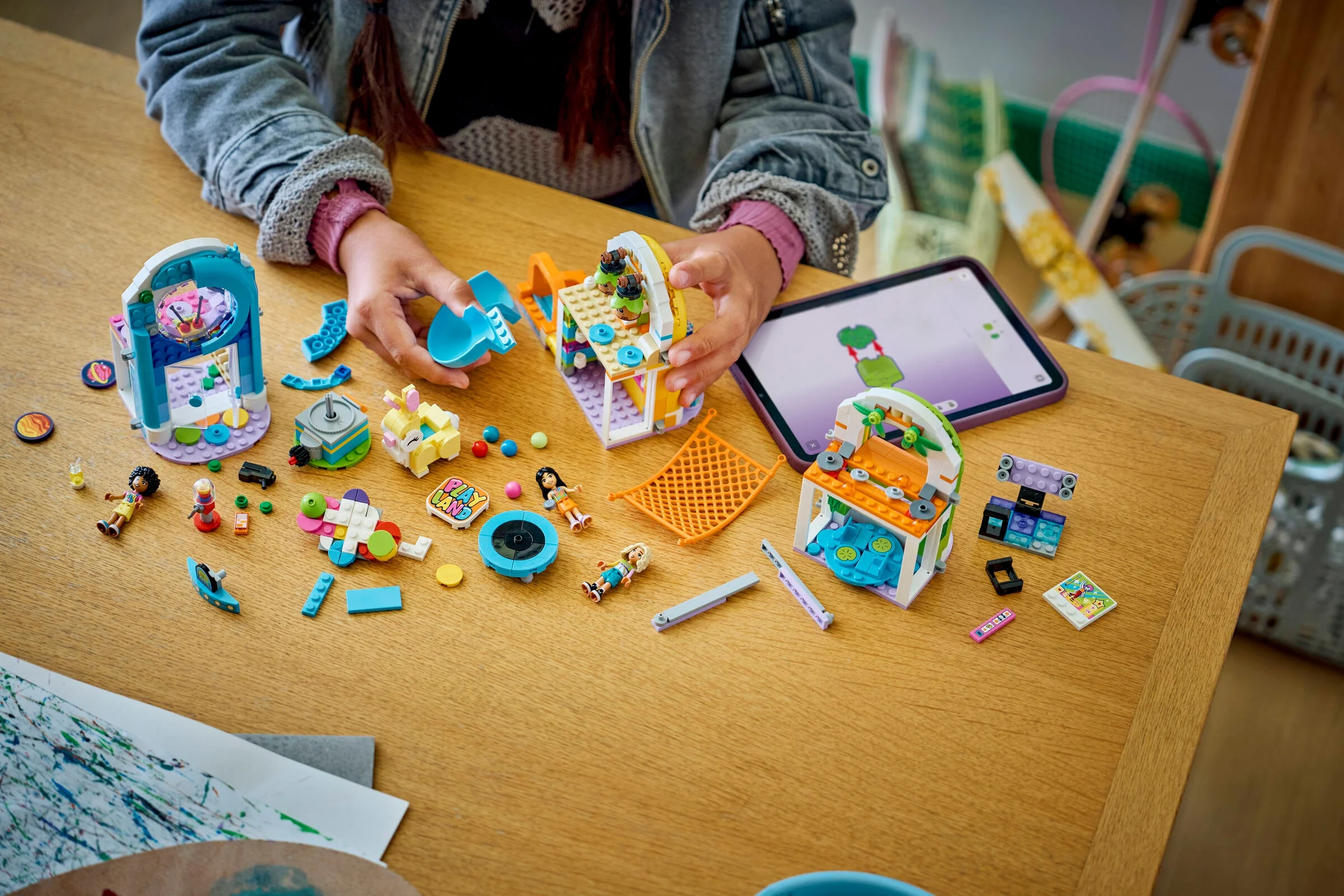 Copil construind setul LEGO Friends 42686, o imagine detaliată cu toate elementele.