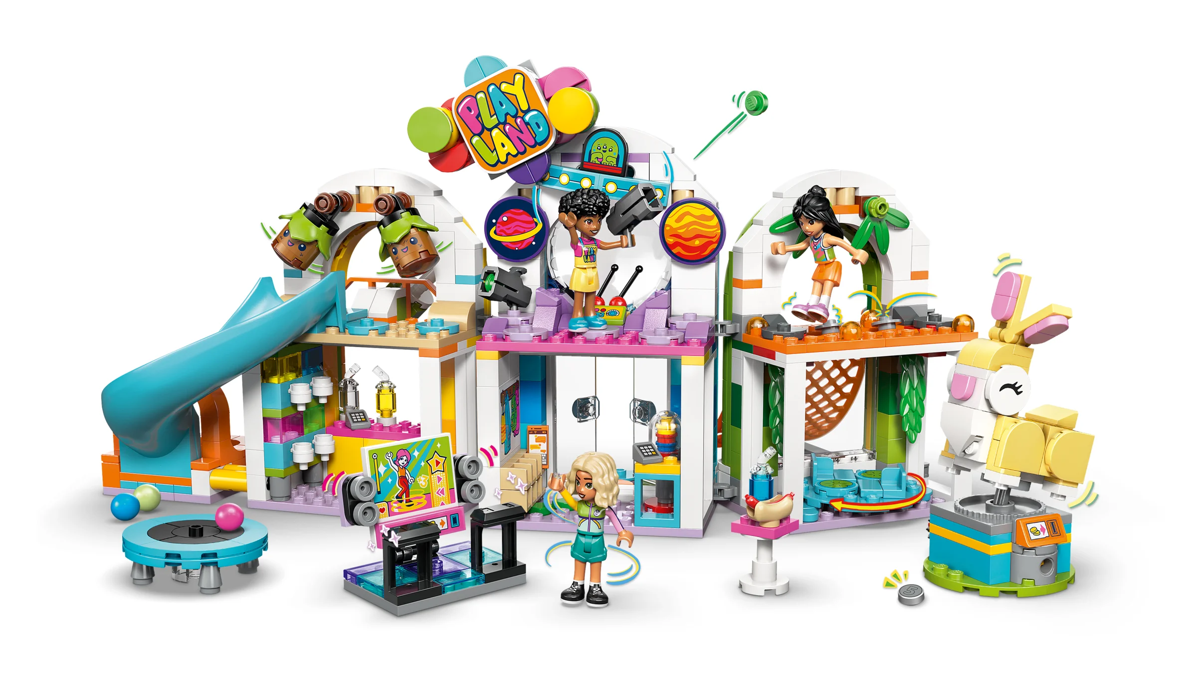 Set LEGO Friends 42686 prezintă un loc de joacă interior cu tobogan, trambulină și alte activități.