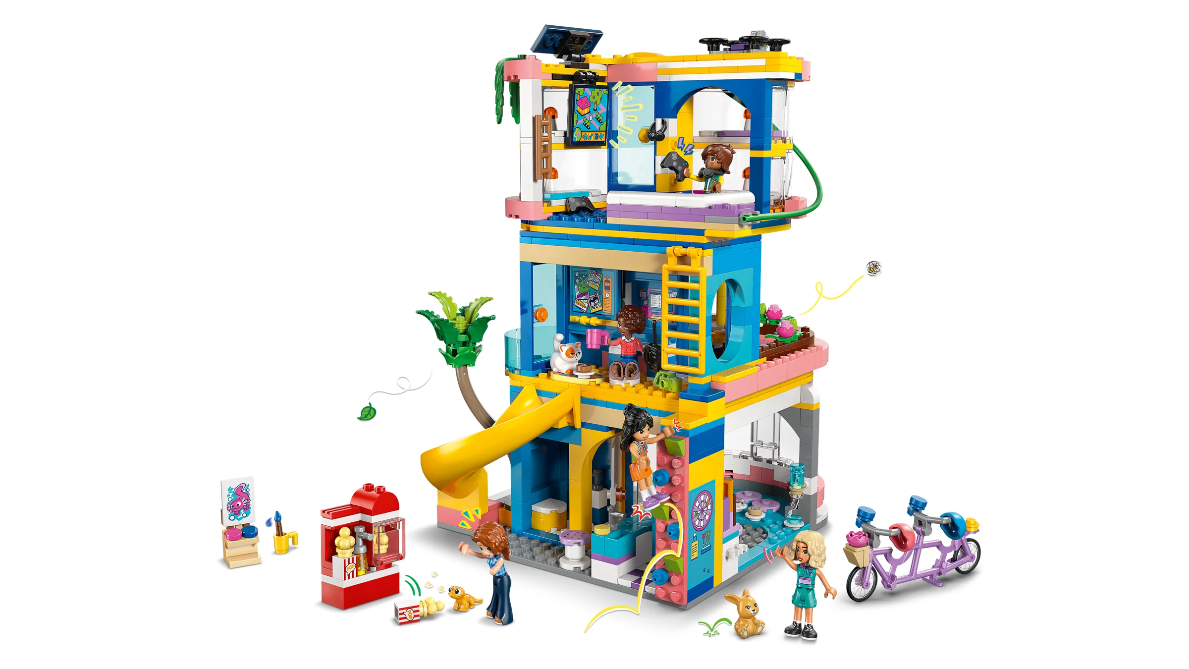 O imagine cu Club House-ul Heartlake City Friends, un set LEGO colorat și detaliat, cu personaje și accesorii.