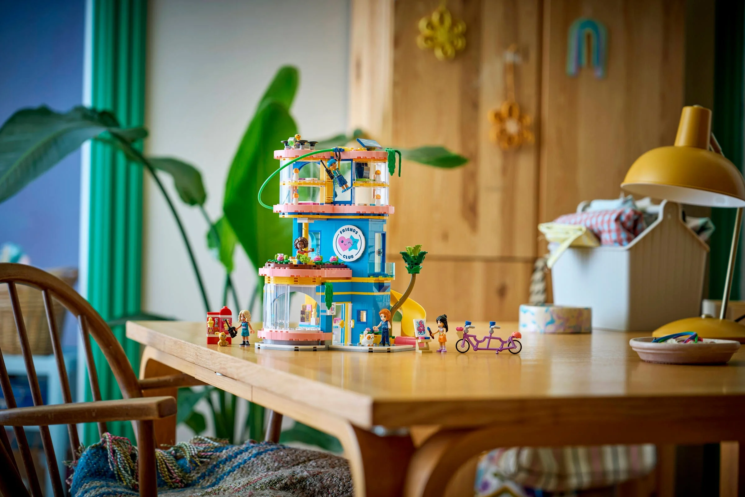 Imagine cu Clubul Prietenilor Heartlake City, un set LEGO Friends viu colorat, așezat pe o masă.