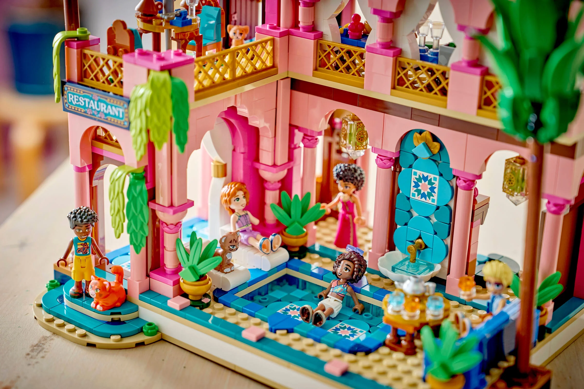 O imagine detaliată a restaurantului LEGO Friends, cu minifigurine și detalii arhitecturale.