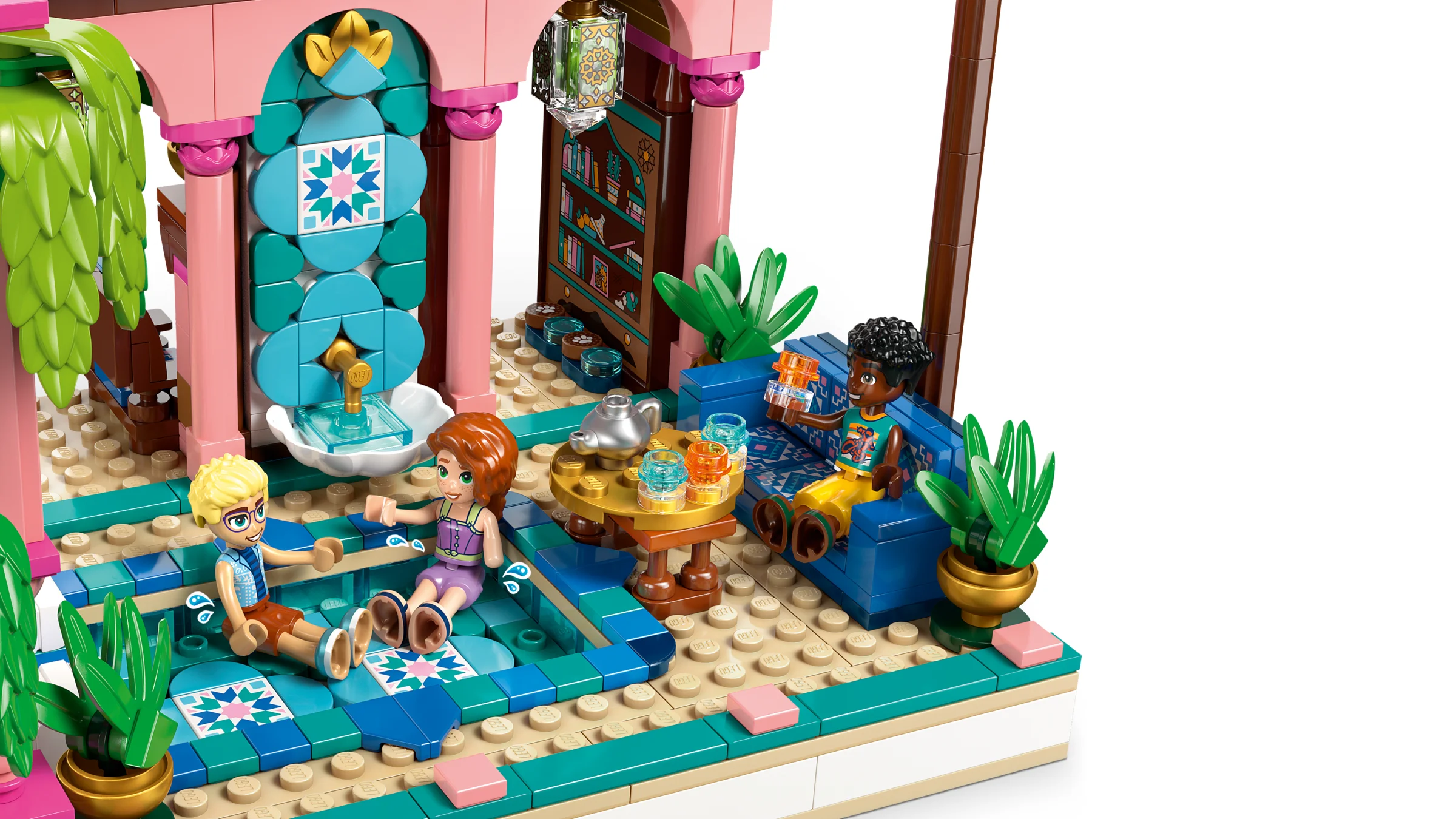 O imagine cu restaurantul din grădină LEGO Friends, cu minifigurine și detalii arhitecturale.
