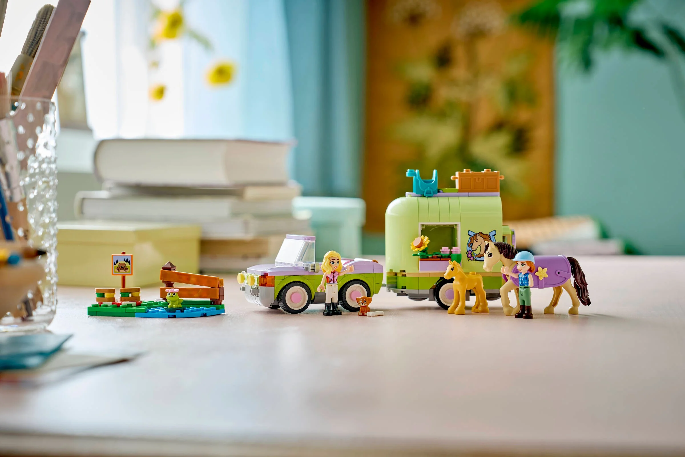 Setul LEGO Friends 42695 cu o mașină, remorcă și figurine cu tematică ecvestră.