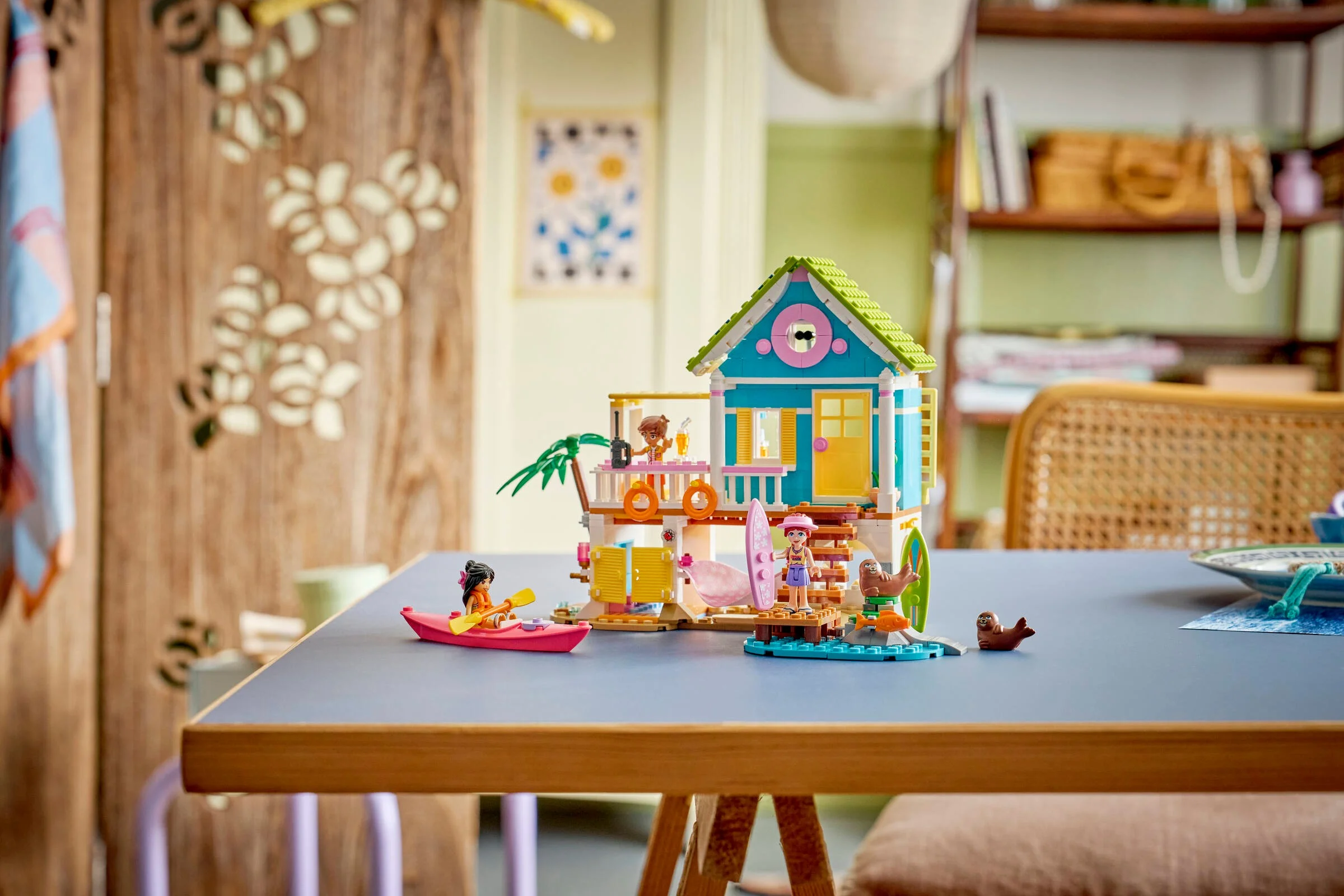 Setul LEGO Friends 42699: căsuță pe plajă cu foci. Distracție estivală garantată!