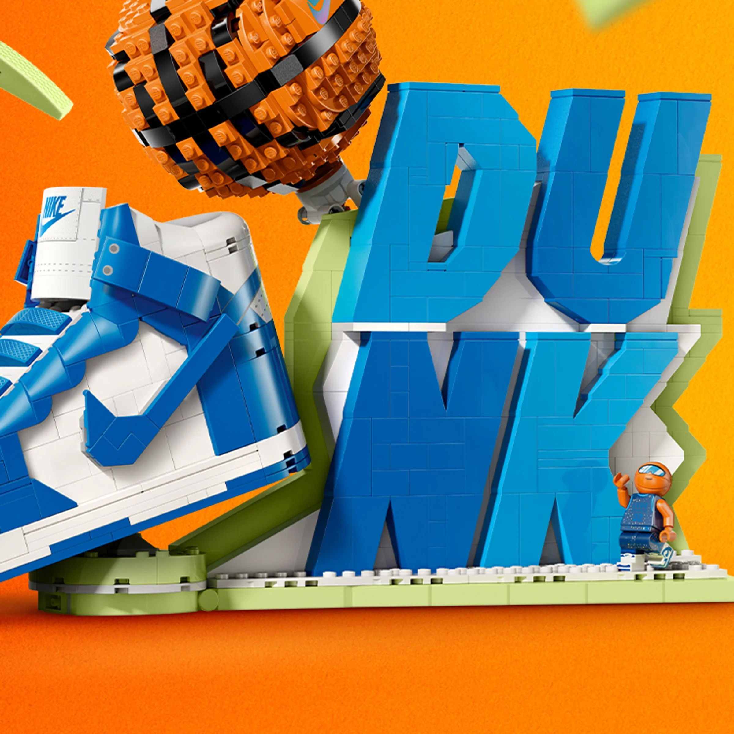 Imagine detaliată a setului LEGO Nike Dunk, cu mingea și minifigurina.