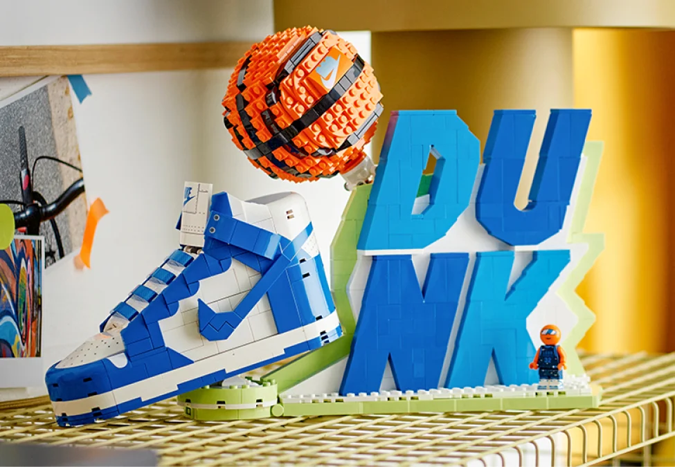 Set LEGO Nike Dunk, cu pantof albastru, minge de baschet și minifigurină. Arată detaliile modelului.