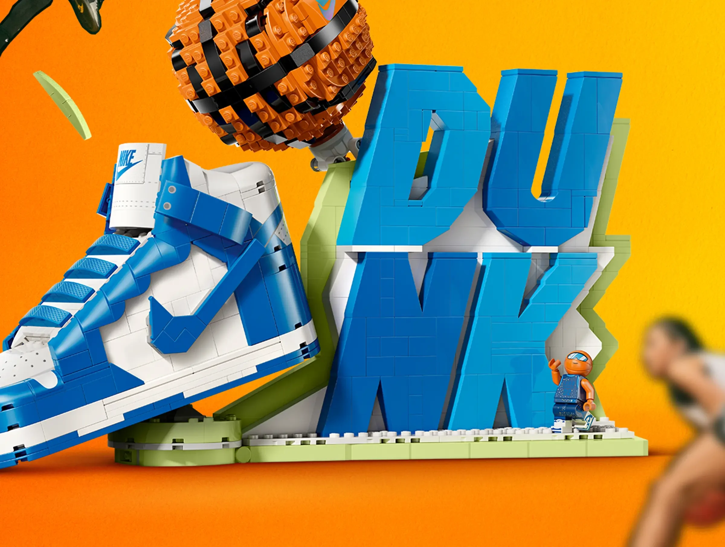 Imagine cu pantoful Nike Dunk LEGO, mingea de baschet și minifigurina.