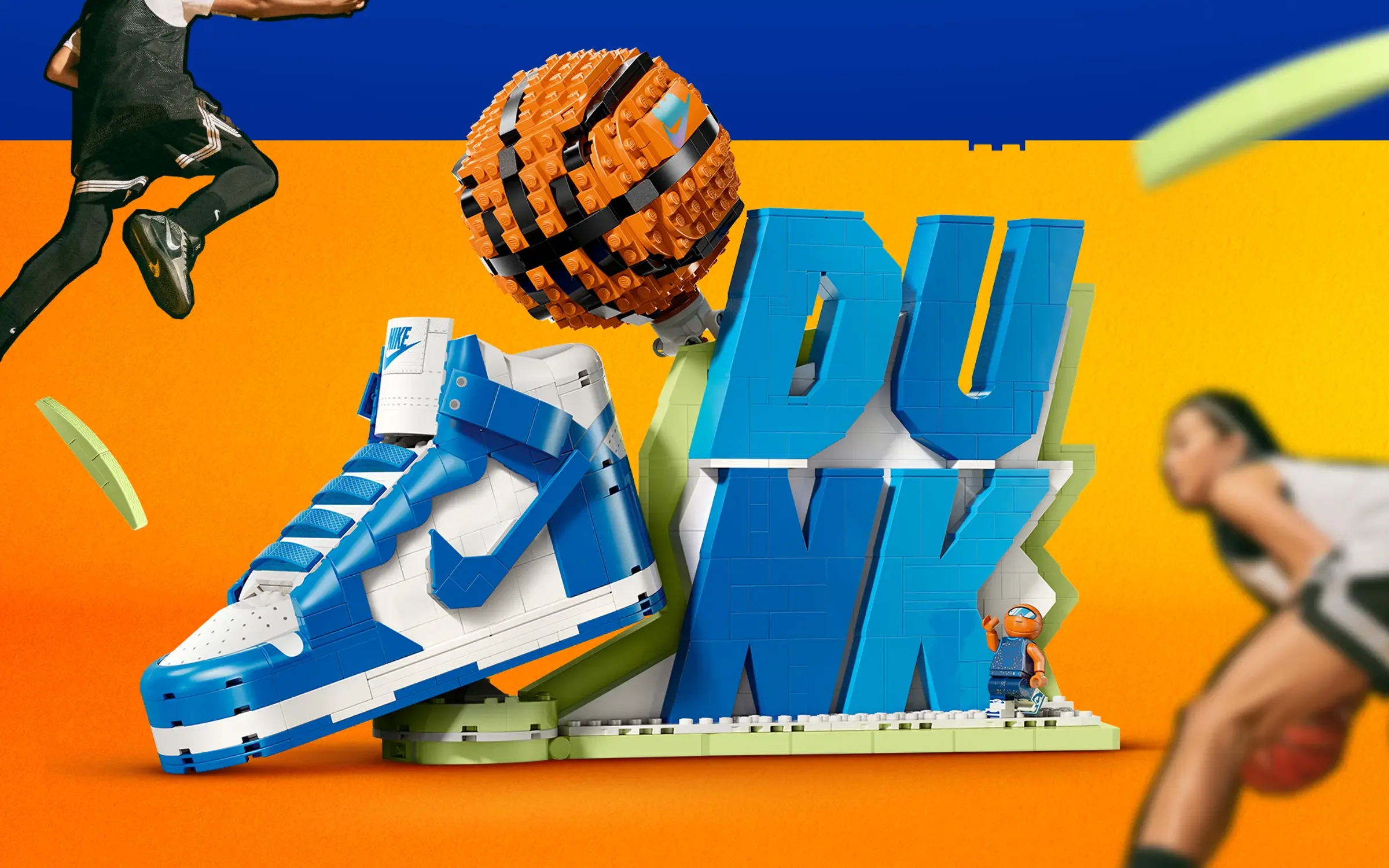Prezentare model LEGO Nike Dunk cu minge și minifigurină, fundal colorat.