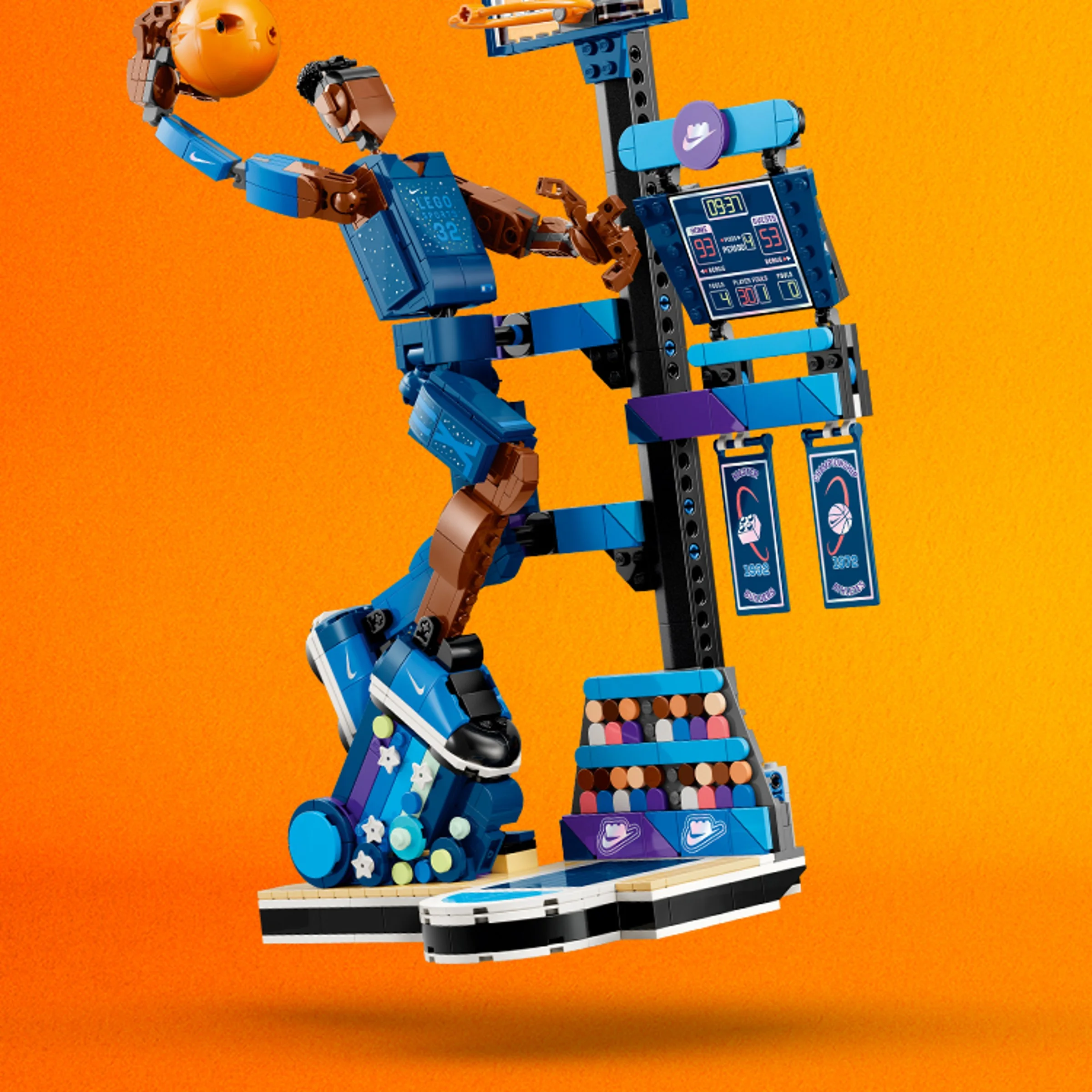 Imagine detaliată a modelului LEGO Nike Slam Dunk, pe un fundal portocaliu aprins.