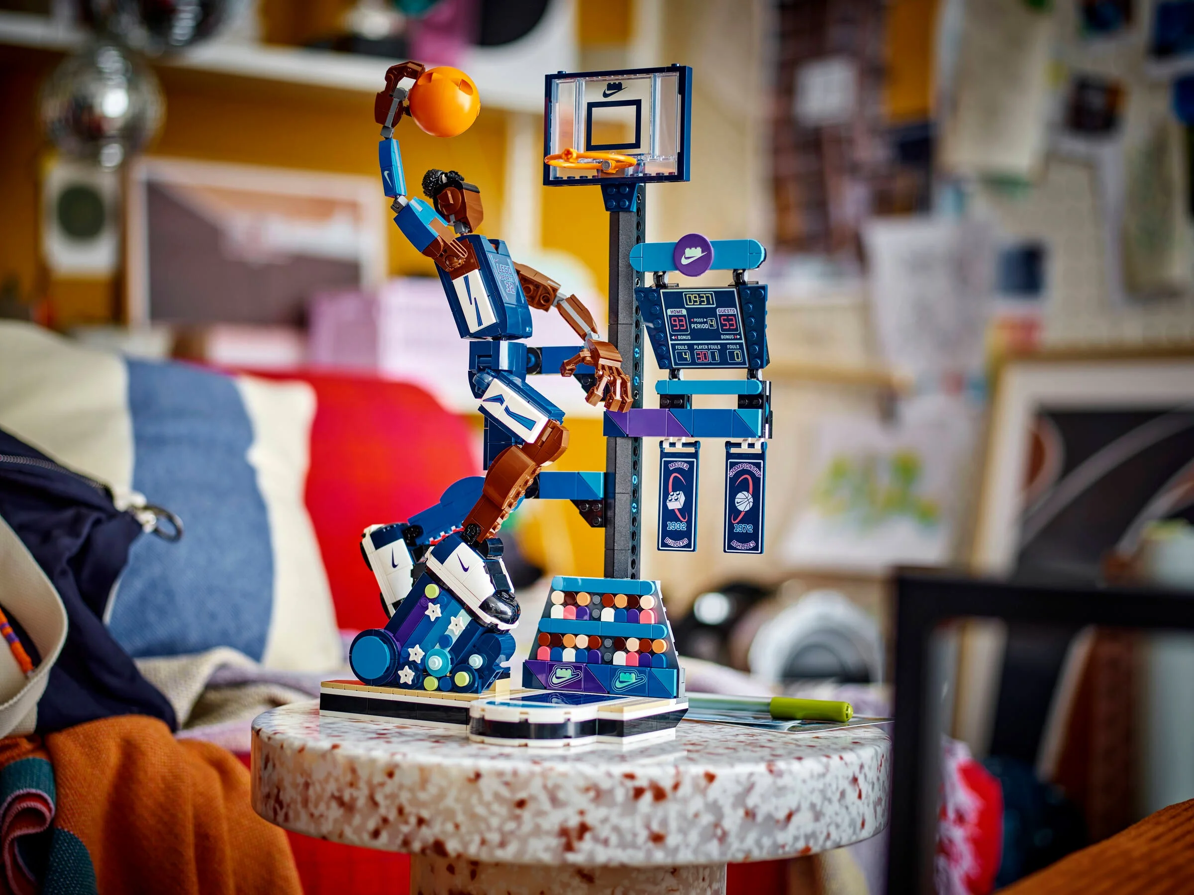 Modelul LEGO Nike Slam Dunk 43010, cu un jucător făcând o aruncare la coș. Detaliu.