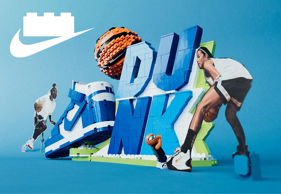 Imagine produs LEGO Nike Slam Dunk, cu pantof sport, minge și litere construite din piese.