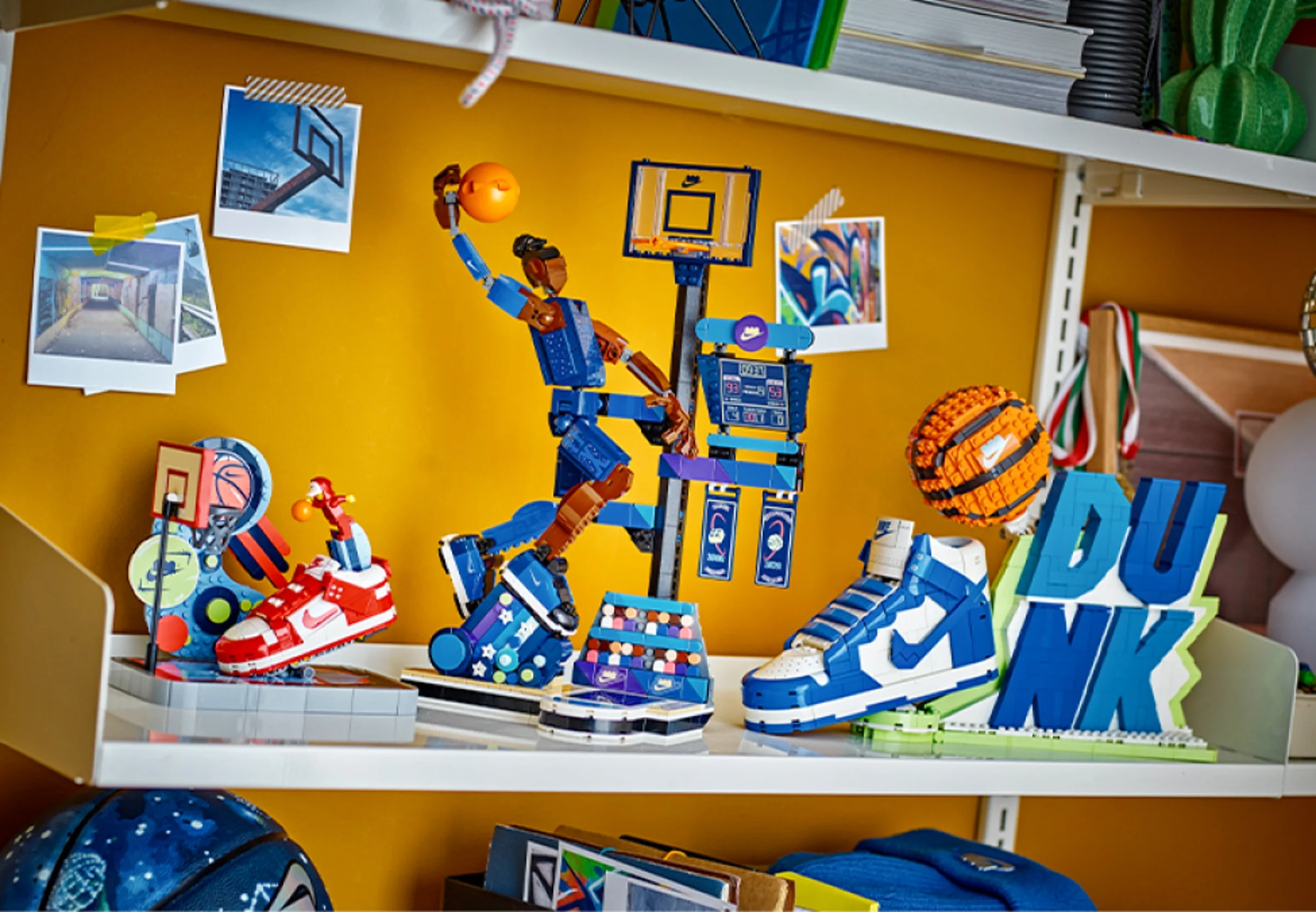 Imagine cu setul LEGO Nike Slam Dunk (43010) prezentat pe un raft. Detalii și elemente diverse.
