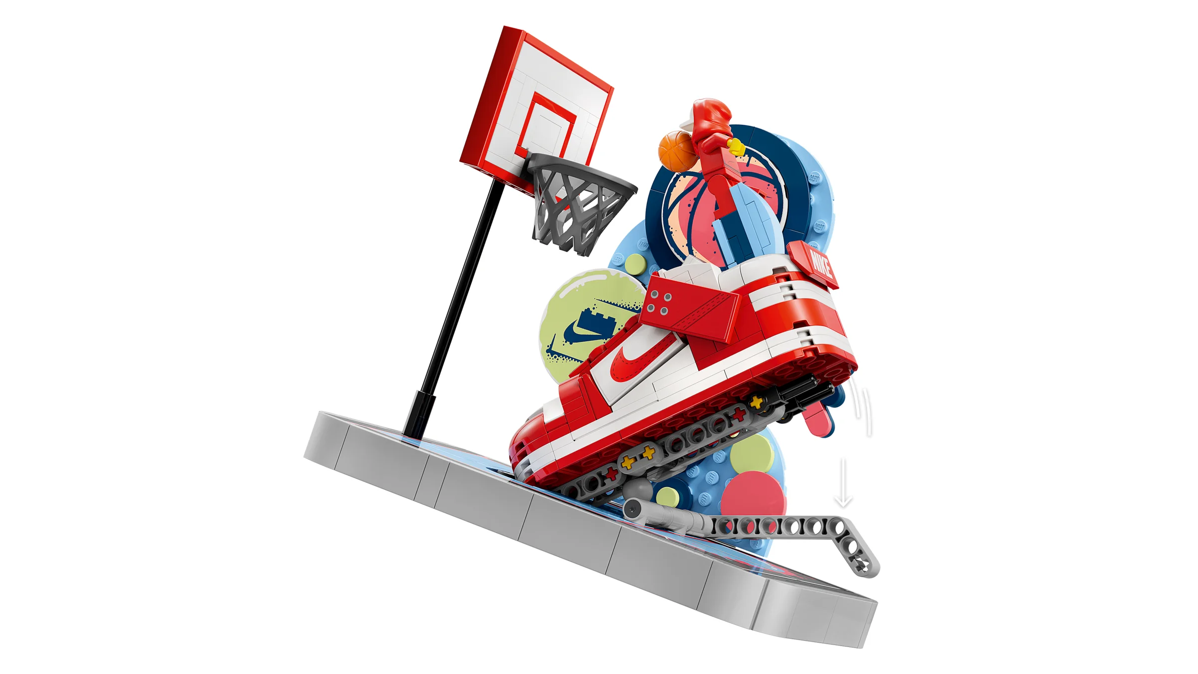 Imagine cu modelul LEGO Nike Dunk Trickshot. Un pantof, un coș, un minifigur și elemente decorative.