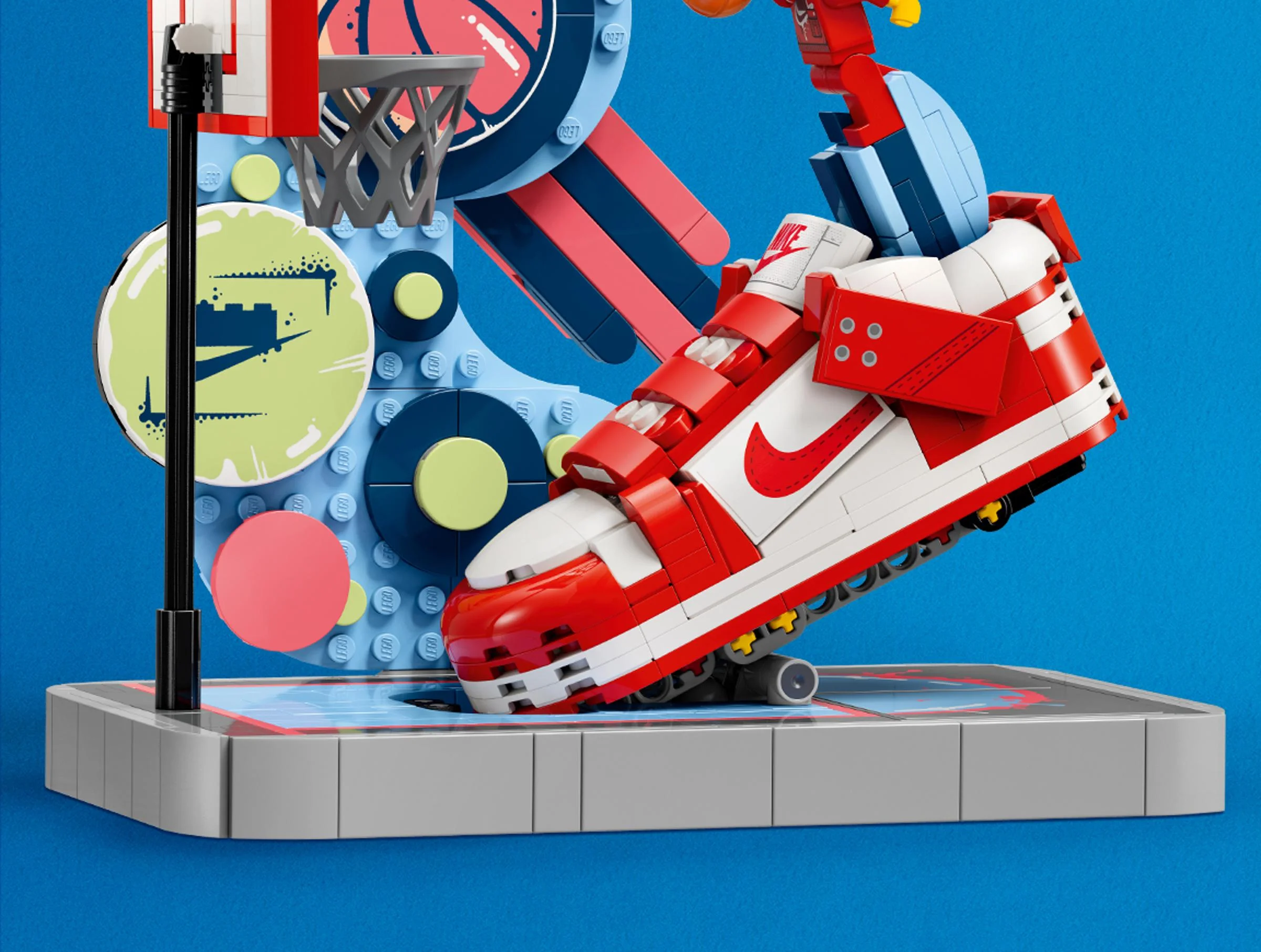 Imagine cu pantoful Nike Dunk Trickshot LEGO, aruncând mingea la coș. Detalii interesante.