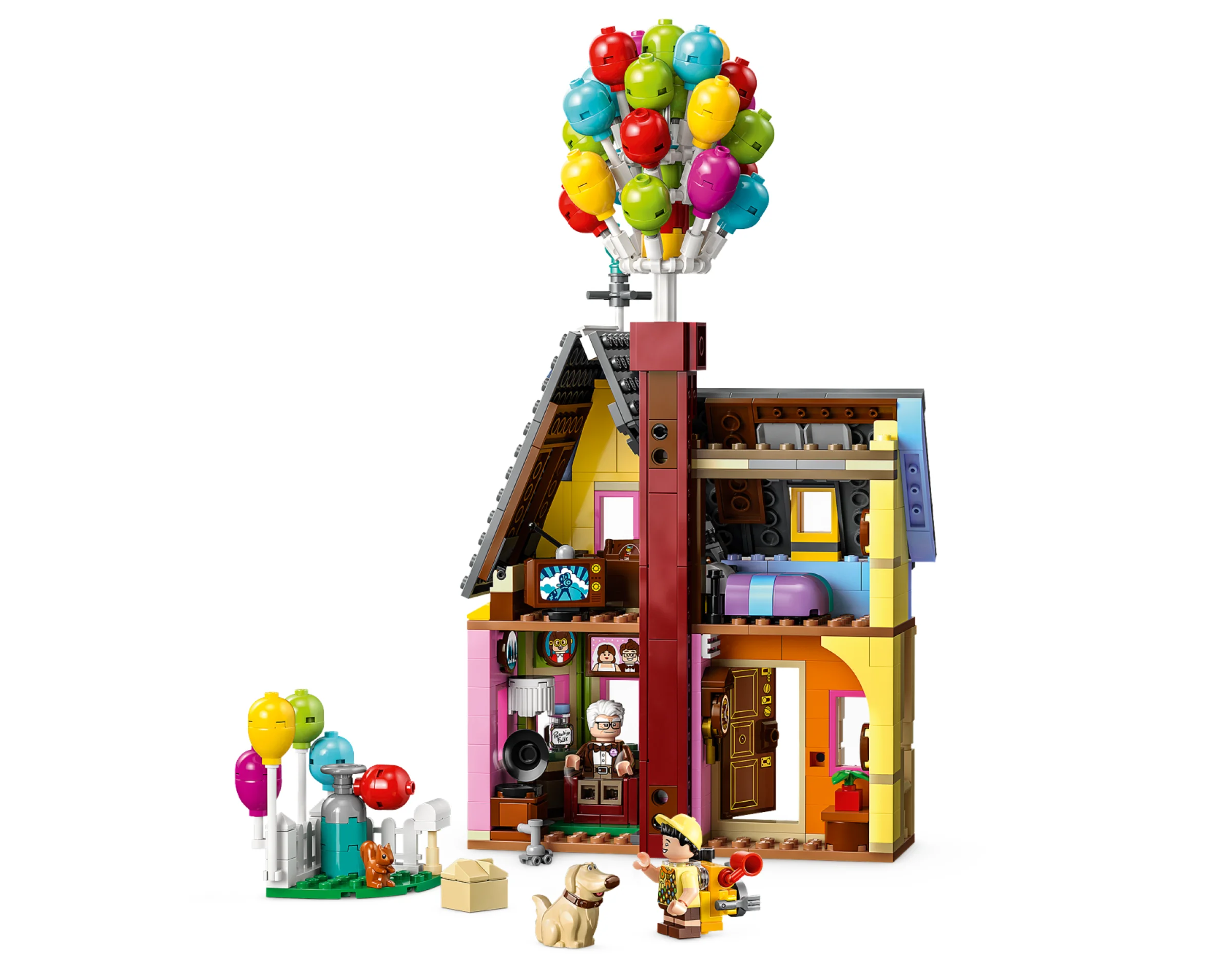 Setul LEGO 'Up' House, cu minifigurinele Carl, Russell și Dug. Model detaliat și colorat.