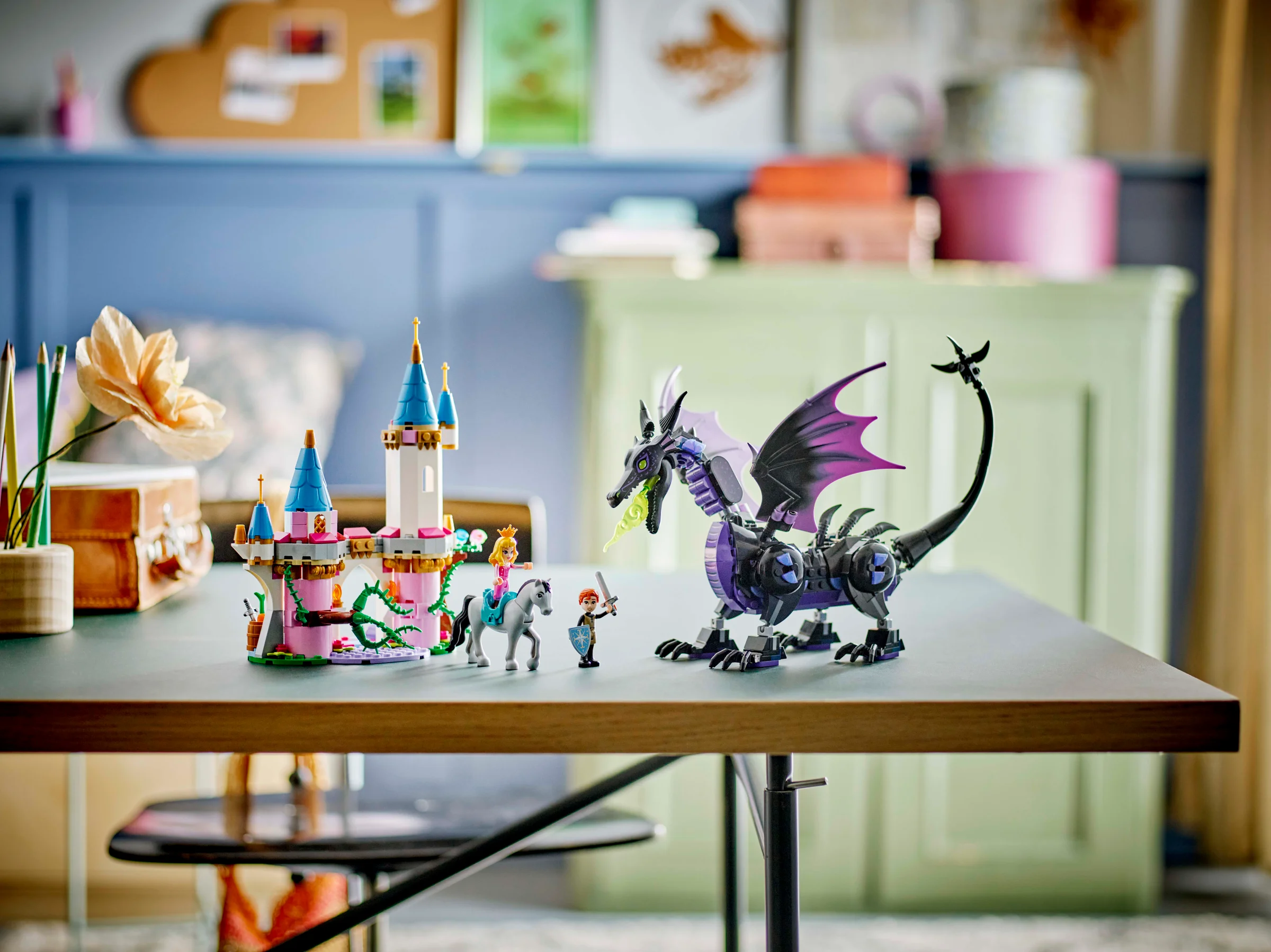 Setul LEGO Disney 43240 cu Maleficent dragon și castelul Aurorei.
