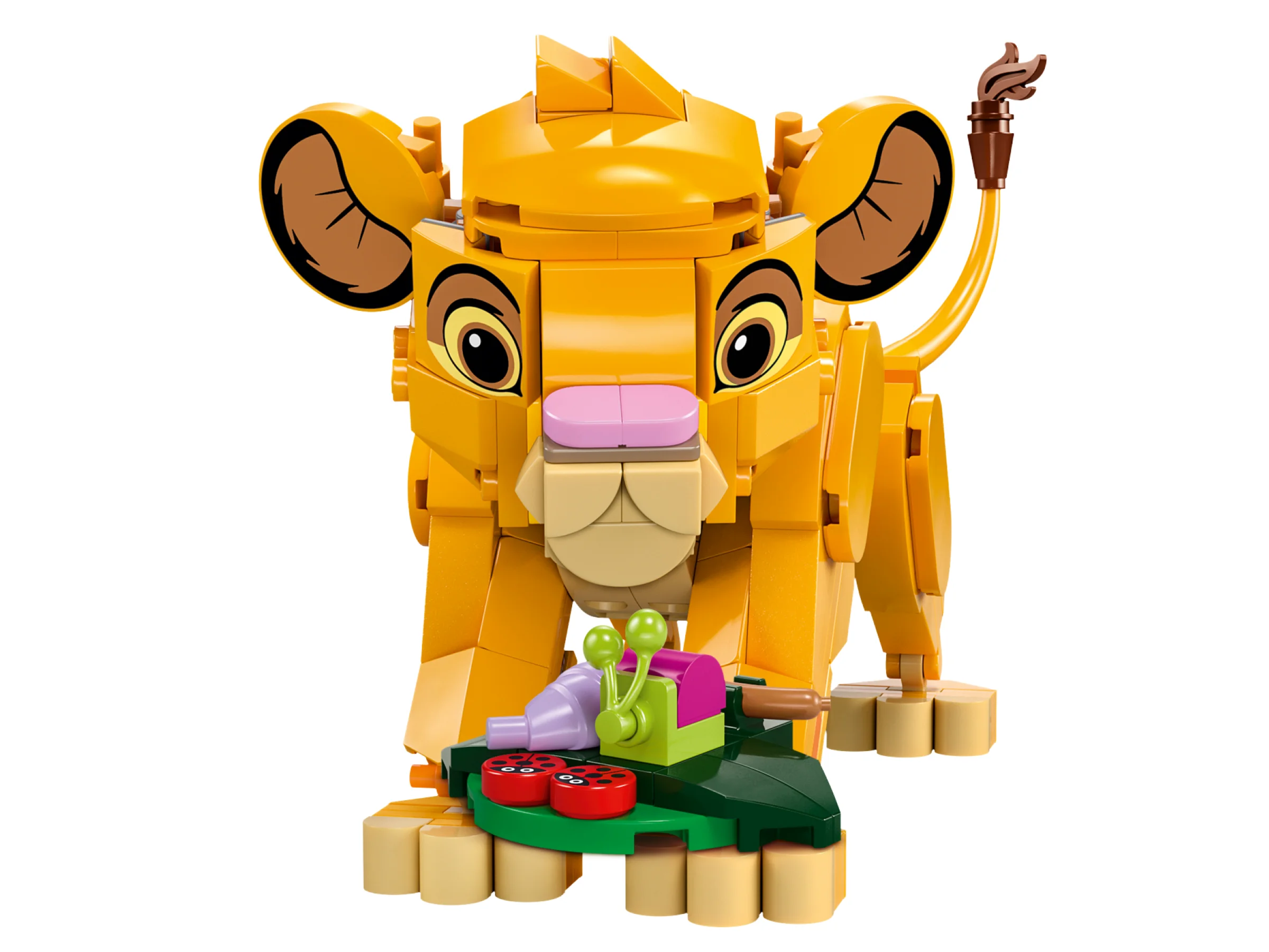 Simba, puiul de leu, construit din piese LEGO. Detaliile feței și coama sunt vizibile.