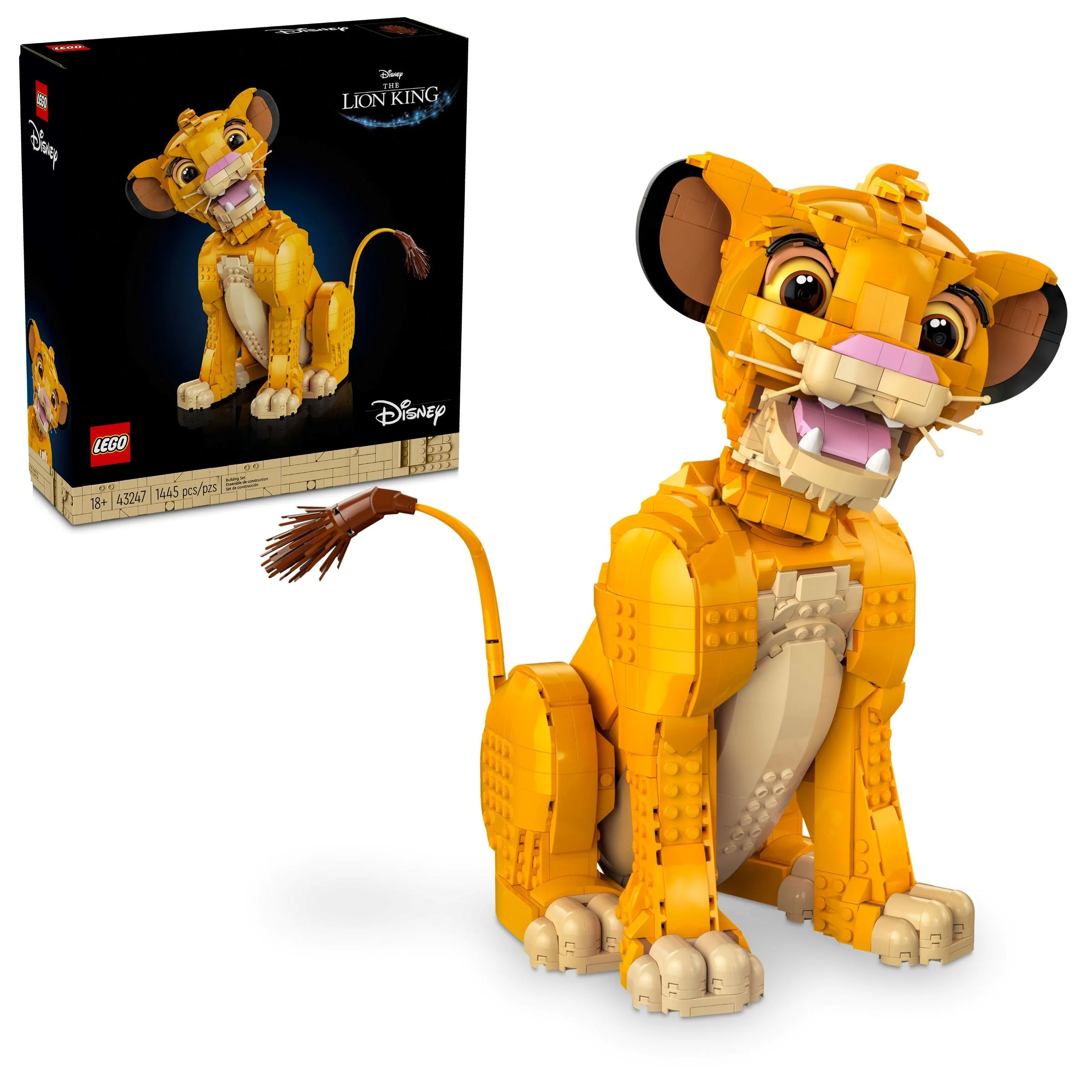 Simba tânăr din LEGO, o construcție detaliată și adorabilă. Model expus cu cutia produsului.