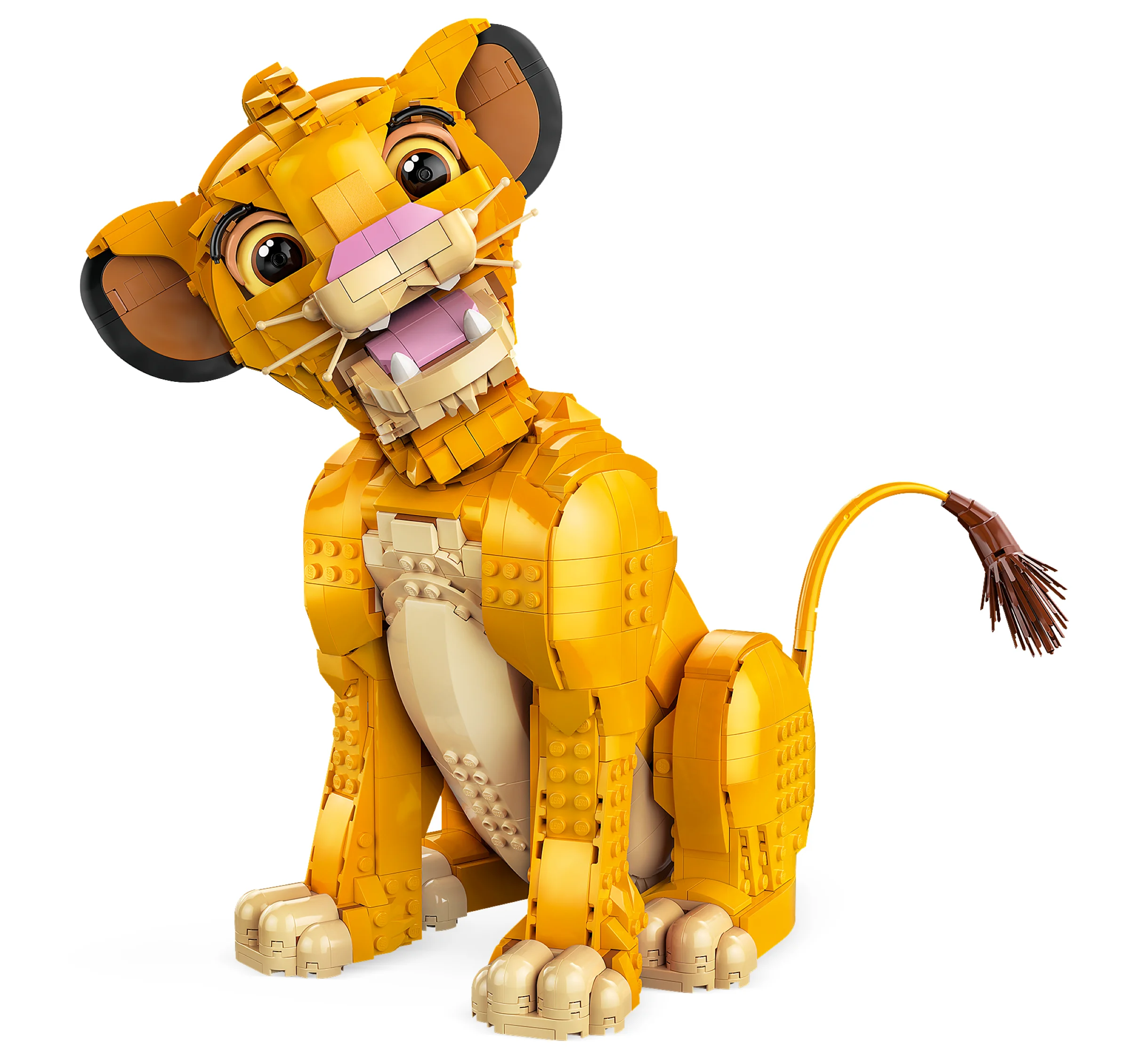 Simba LEGO zâmbitor, așezat. Construcție detaliată din cărămizi galbene și bej.