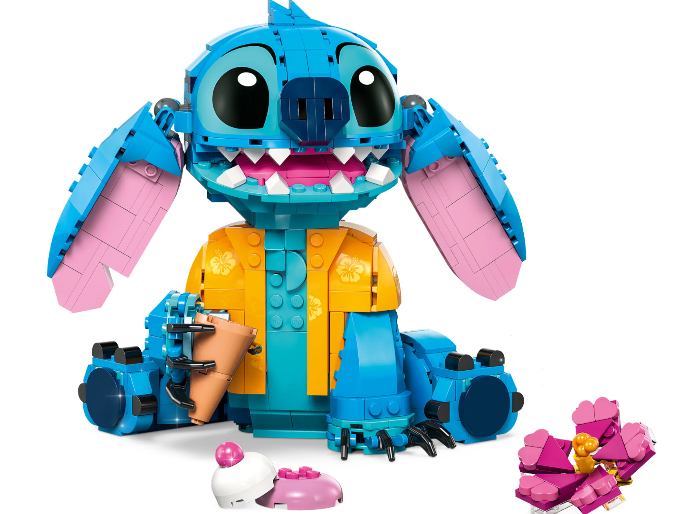 O imagine detaliată cu Stitch construit din LEGO, purtând o cămașă hawaiană și ținând o înghețată.