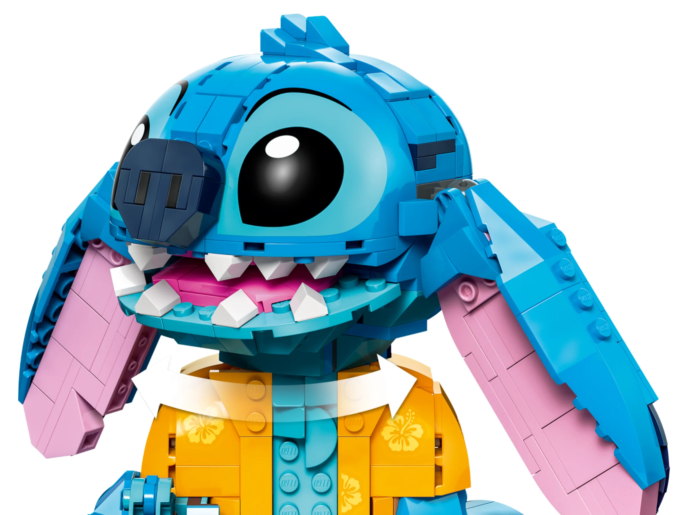 Prim-plan cu Stitch LEGO, detalii ale feței și cămășii sale hawaiane. Model drăguț și colorat.