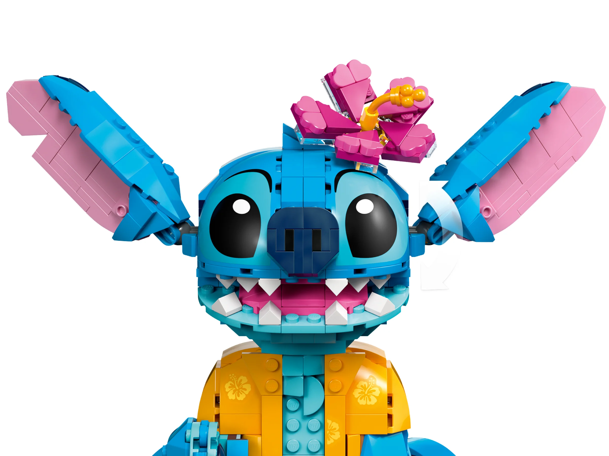 Prim-plan cu Stitch LEGO, cu urechi mari și cămașă hawaiană. Un model adorabil.