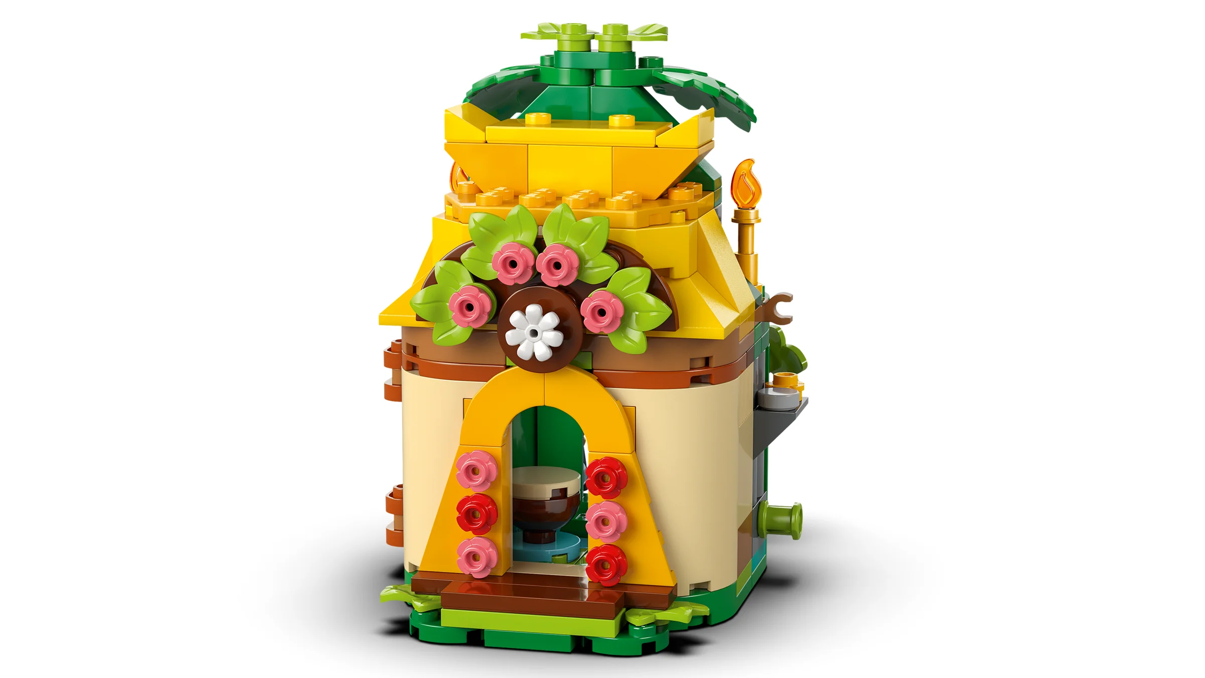 O vedere detaliată a modelului LEGO Căsuța Insulei Moana, decorată cu flori și acoperiș din frunze.