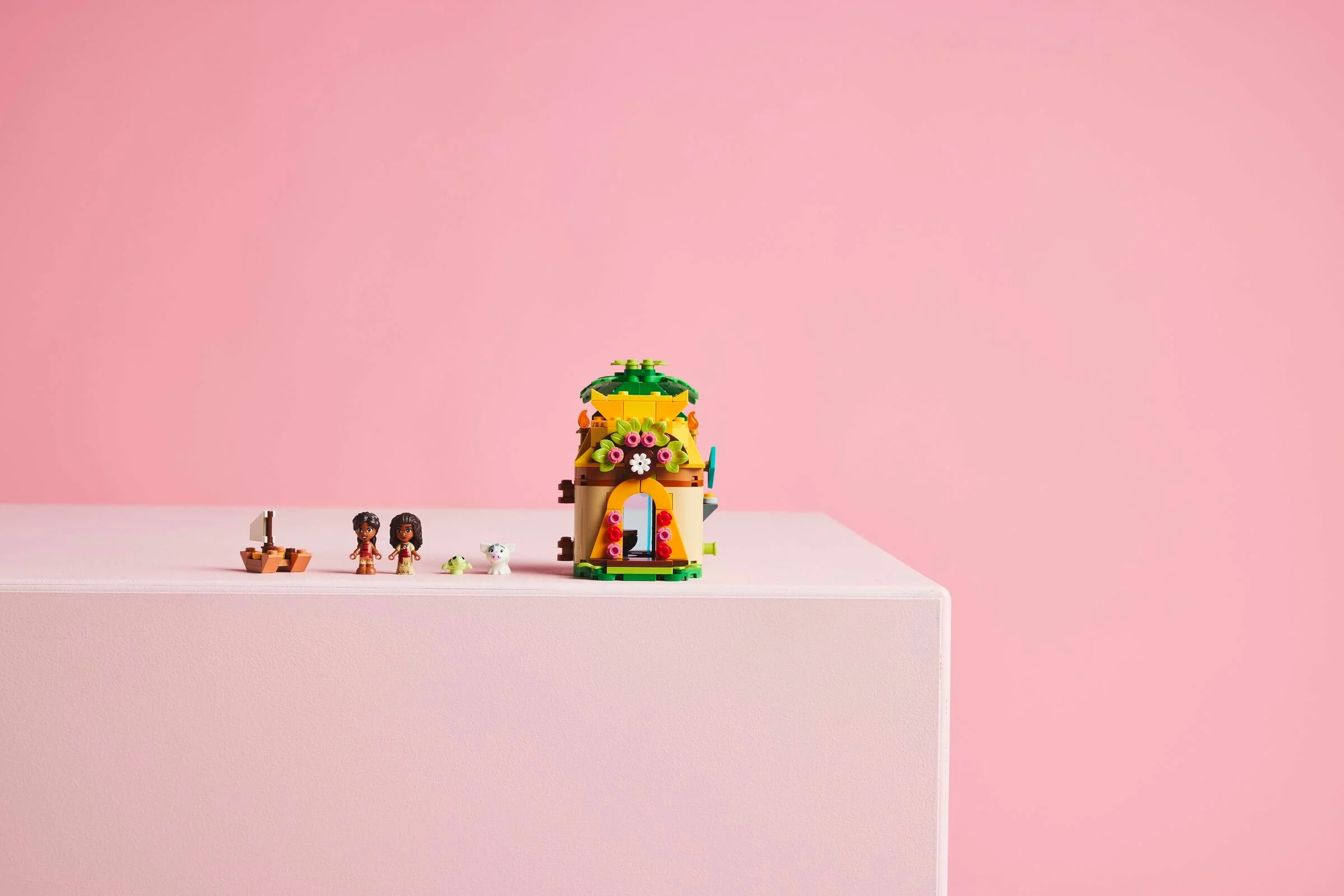 Setul LEGO Disney 43260 Moana, cu figurile Moana, Pua și o mică insulă decorată.