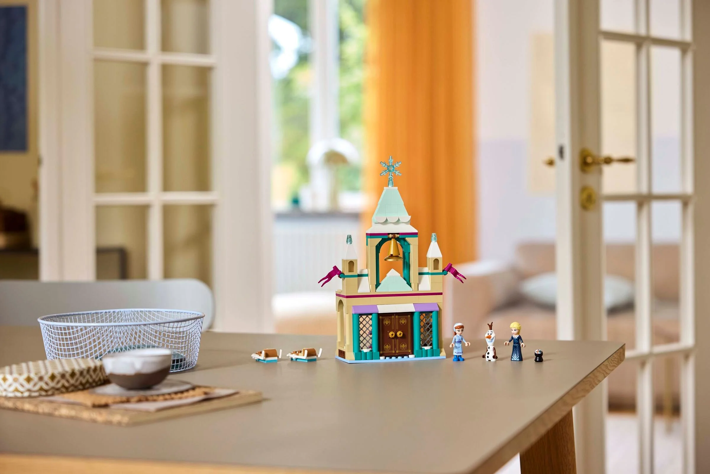 Castelul Arendelle din Frozen LEGO, cu figurinele Elsa, Anna și Olaf. Set detaliat.