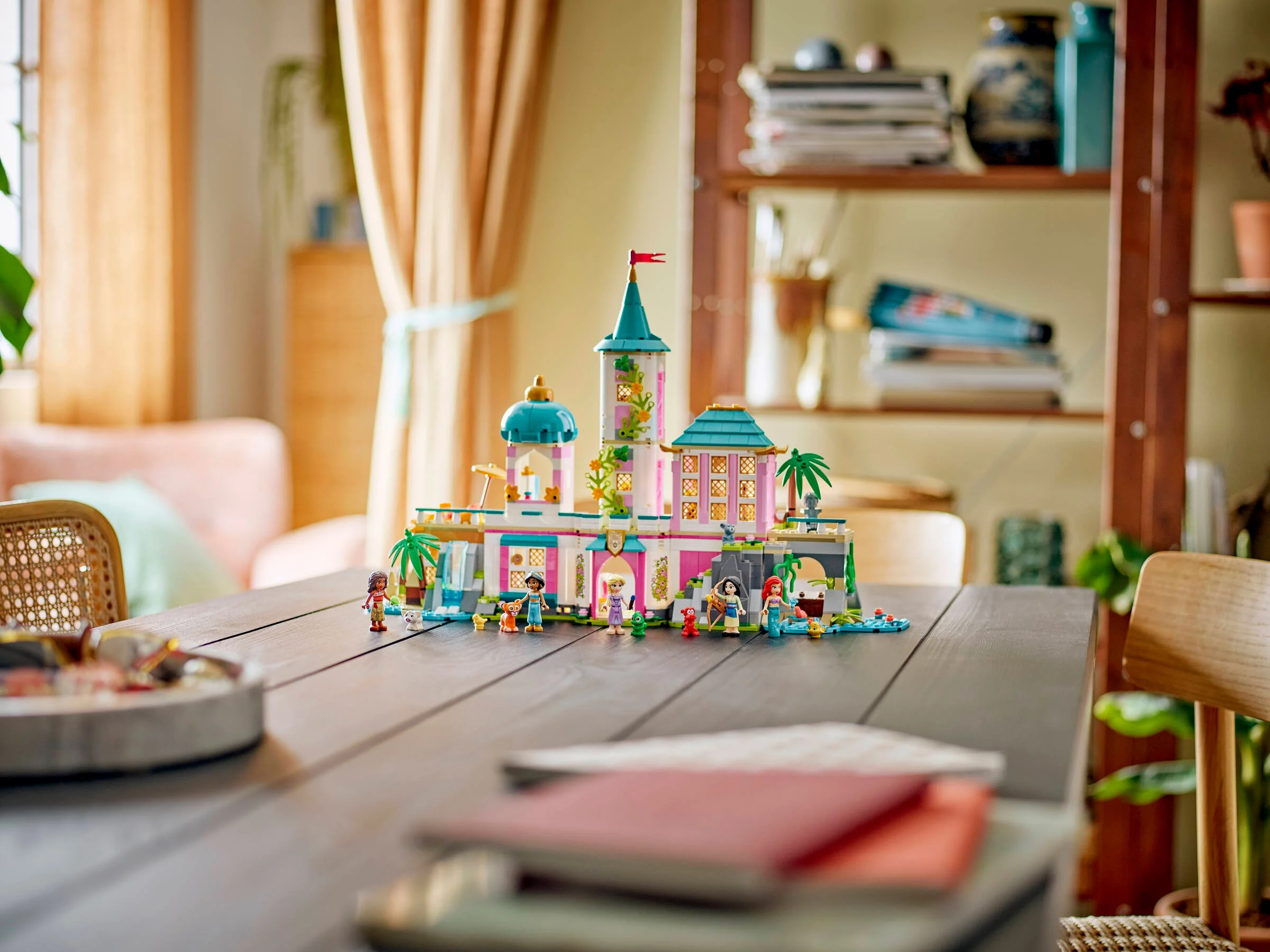 Castelul prințeselor Disney și animalele lor de companie, un set LEGO captivant.