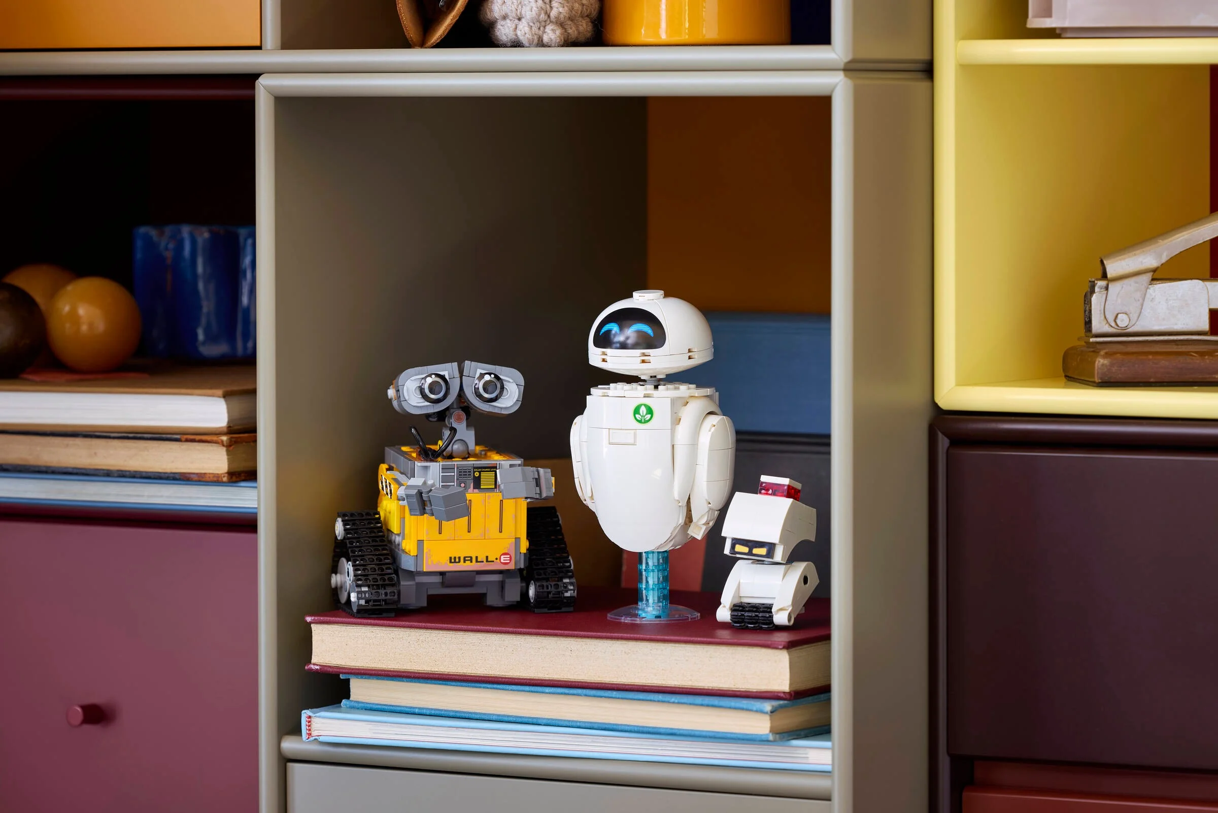 WALL-E și EVE LEGO, expuse pe o etajeră, arată detalii ale modelului.