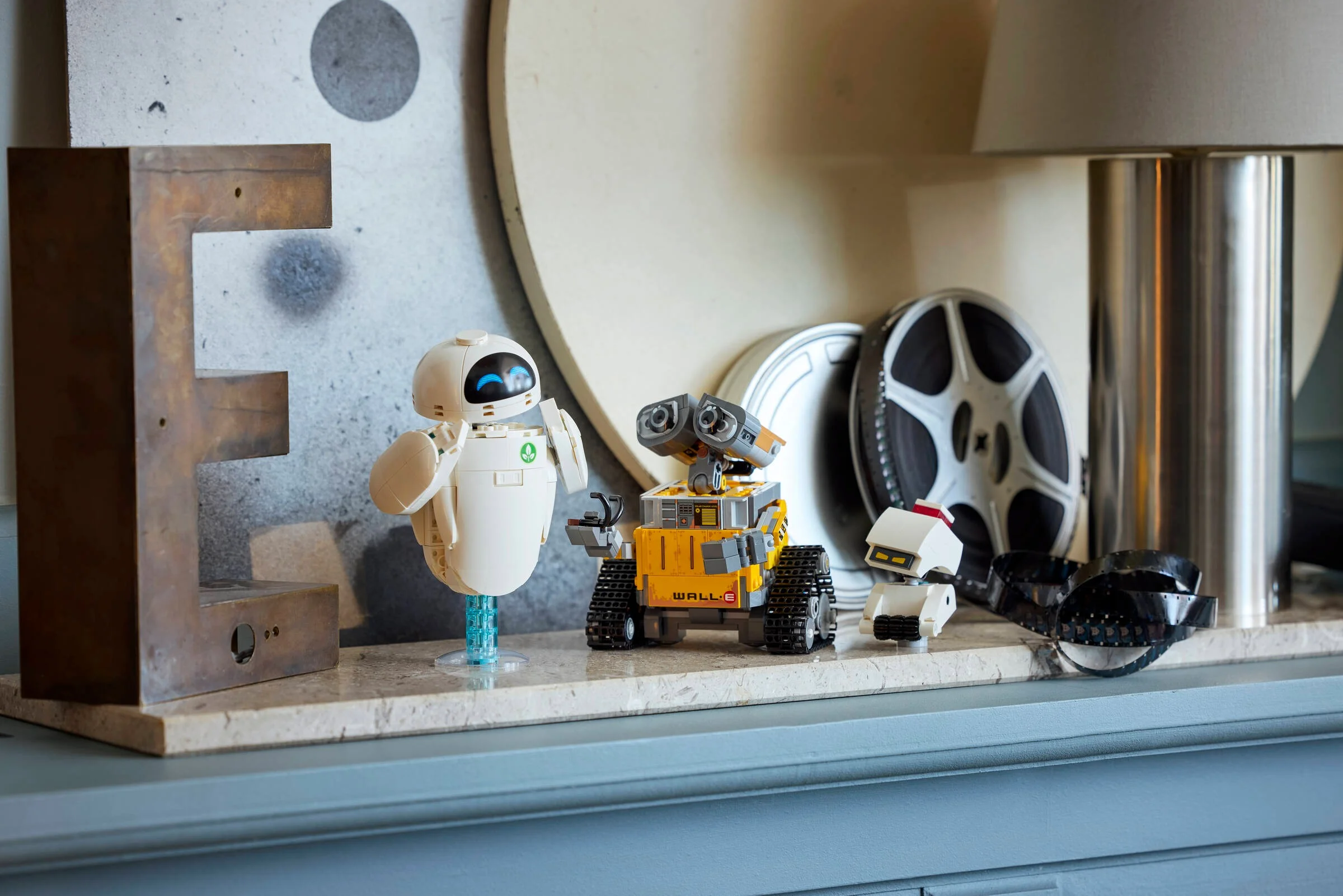 Imagine cu WALL-E și EVE LEGO, setul 43279, alături de o plantă.