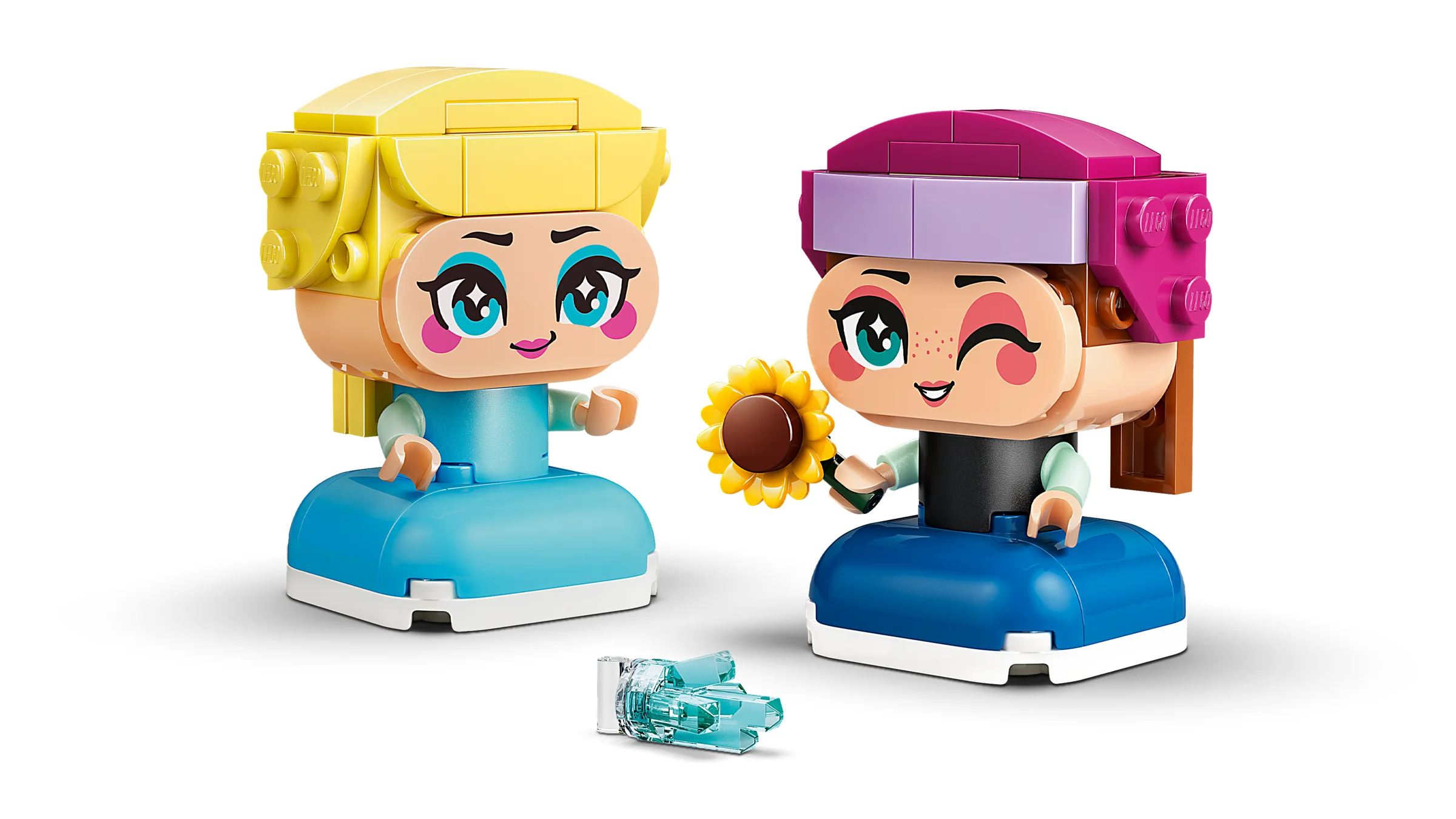 Imagine cu figurinele LEGO mini Anna și Elsa din Frozen, construite din cărămizi.