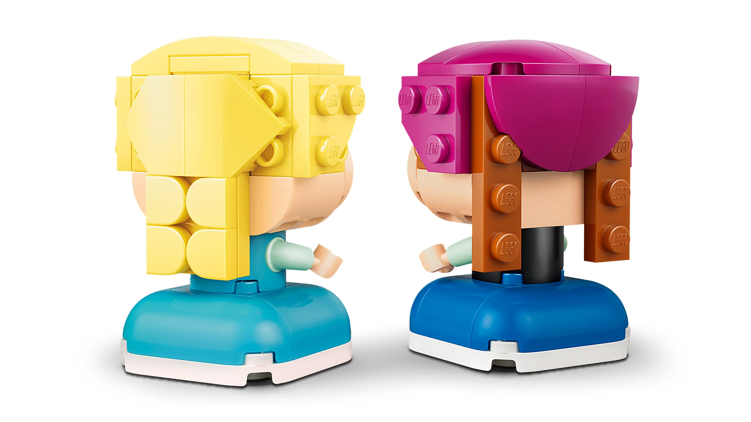 Mini figurine LEGO Anna și Elsa din spate, părul din cărămizi colorate.