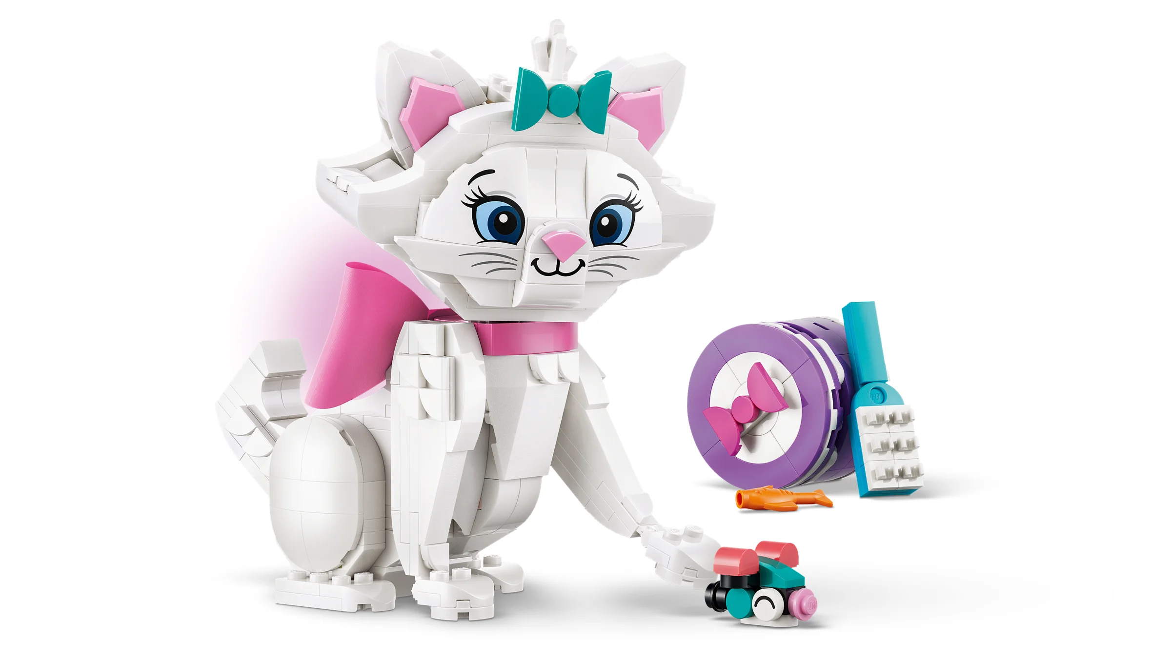 Imagine cu pisicuța Marie construită din LEGO, adorabilă și gata de joacă.