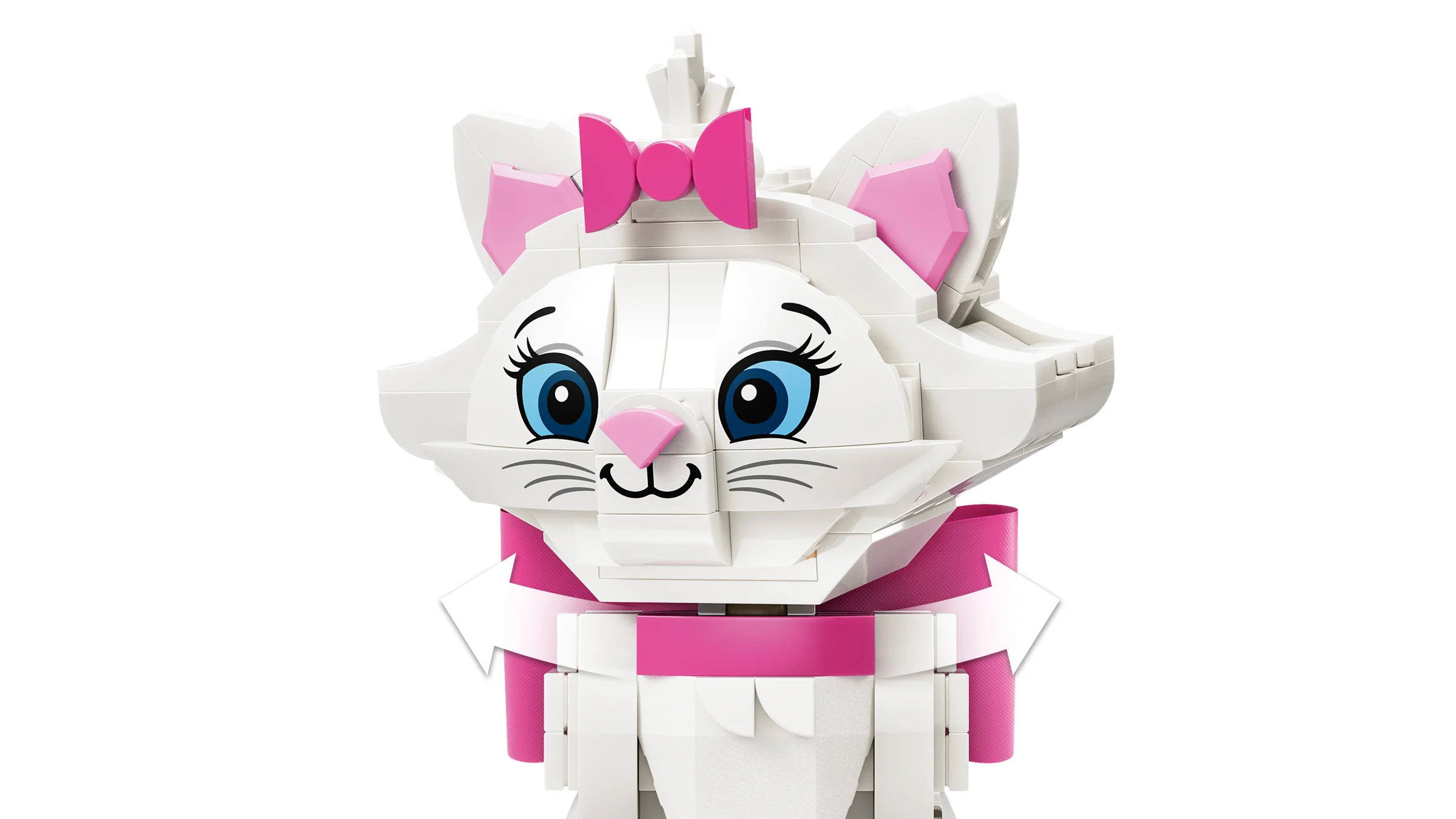 Prim-plan cu Marie din cărămizi LEGO. Detalii: fundiță roz, ochi albaștri, guler.