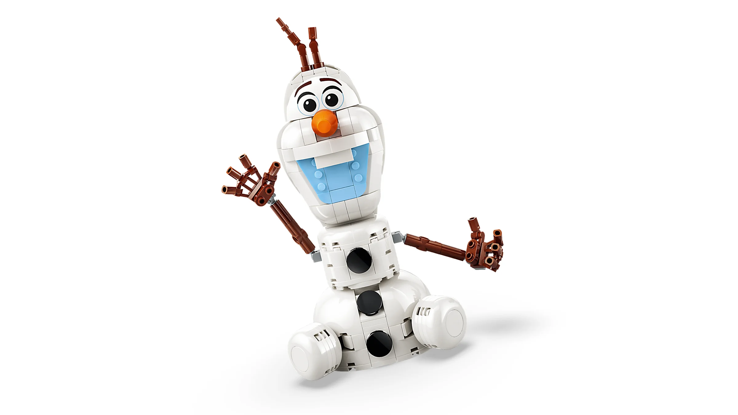 Olaf zâmbitor, construit din piese LEGO, cu brațe de crenguțe și morcov în loc de nas.