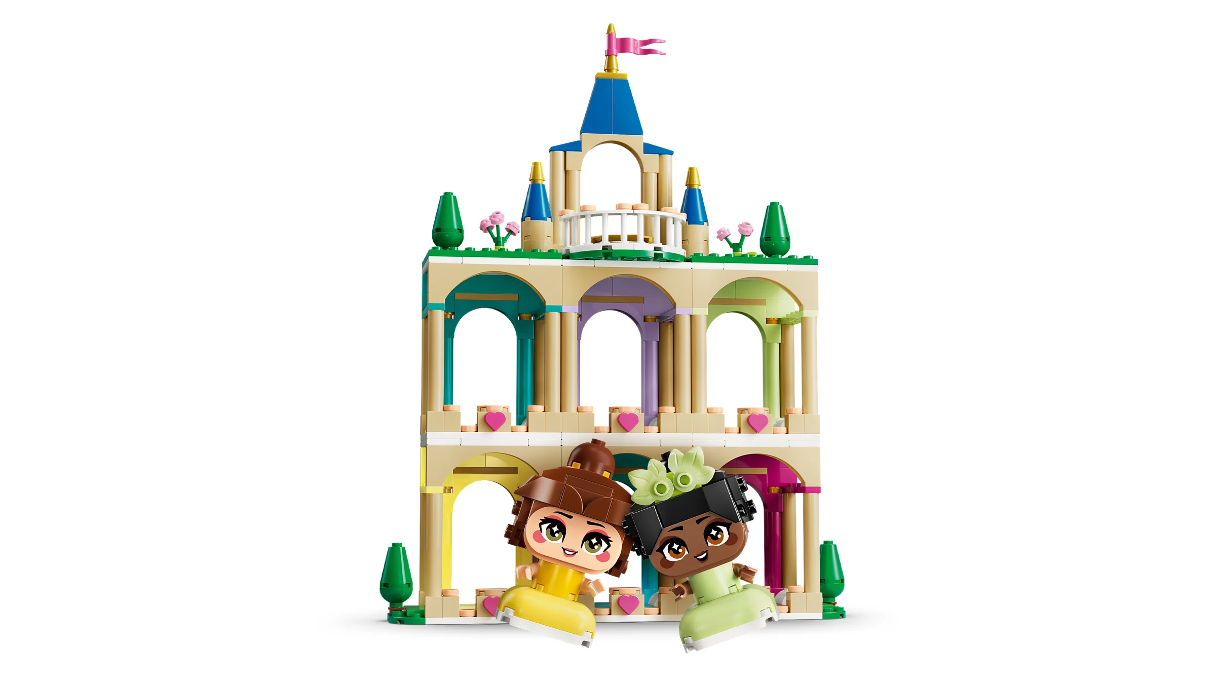Mini Belle și Tiana LEGO stând în fața castelului, un set colorat și detaliat.
