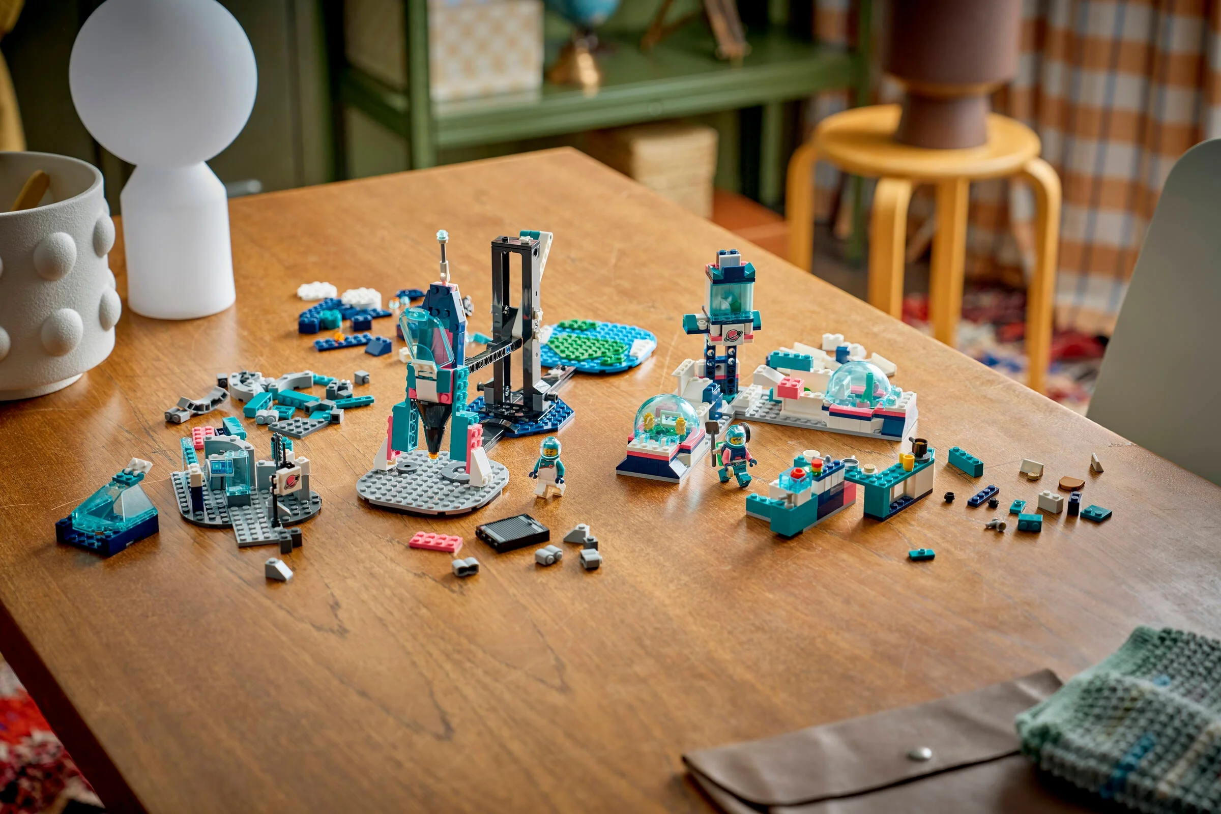 Imagine cu setul LEGO 45200, o misiune lunară detaliată, cu minifigurine și module. 