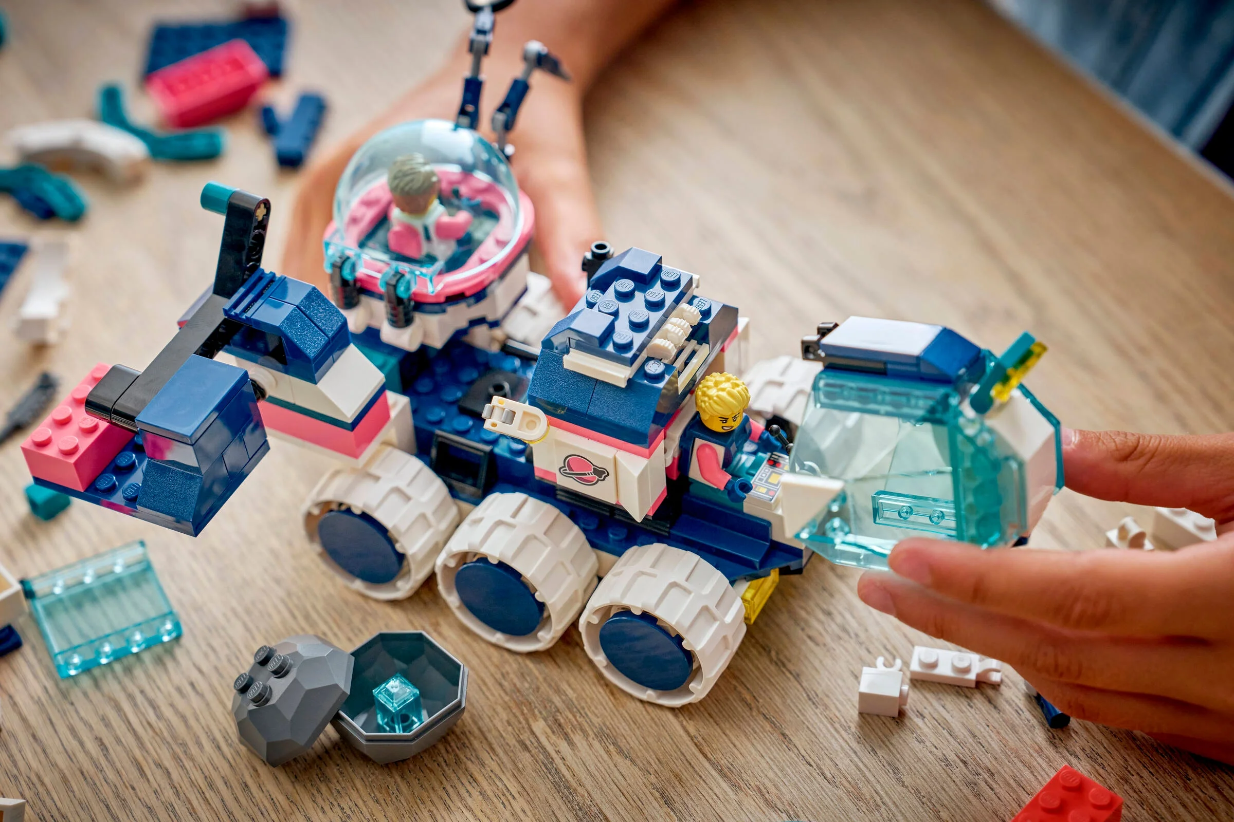 Prim-plan cu modelul Lego 45202, un rover de explorare marțiană, detaliat și colorat.