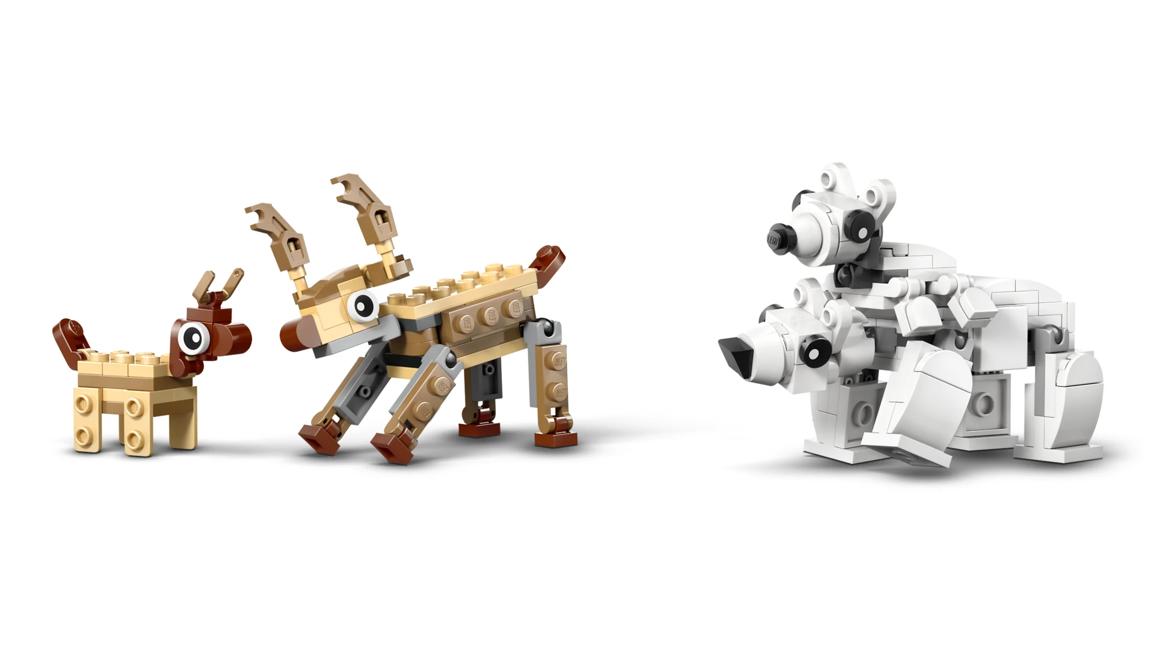 Setul LEGO include un ren adult, un ren pui și un urs polar construite din cărămizi LEGO.